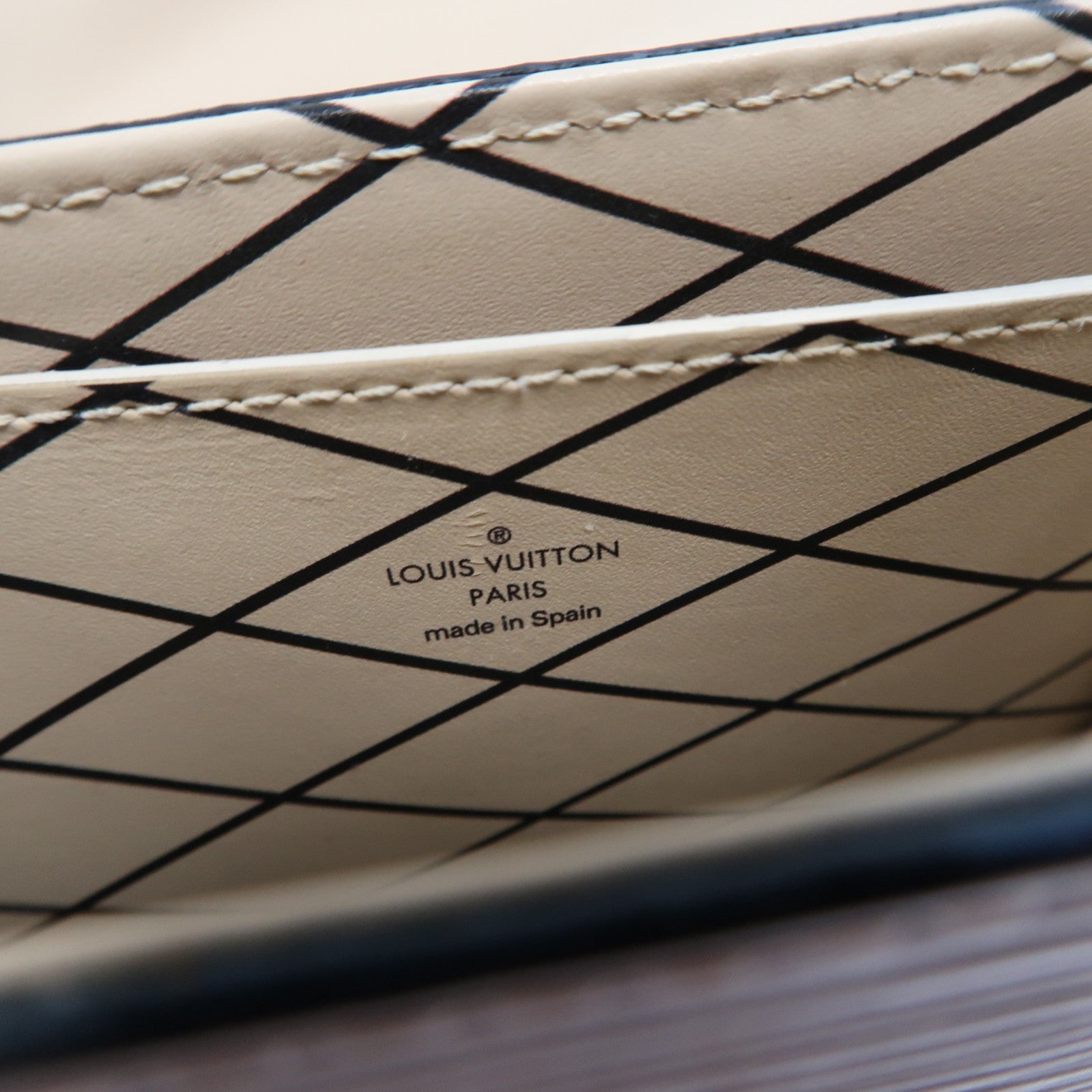 LOUIS VUITTON Epi Pochette Trunk Vertical金扣肩背袋Rose Ballerine粉紅色