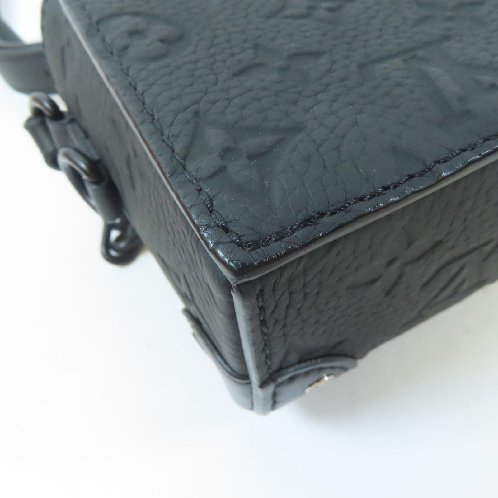 LOUIS VUITTON Taurillon Monogram Steamer Wearable Wallet黑扣肩背袋黑色