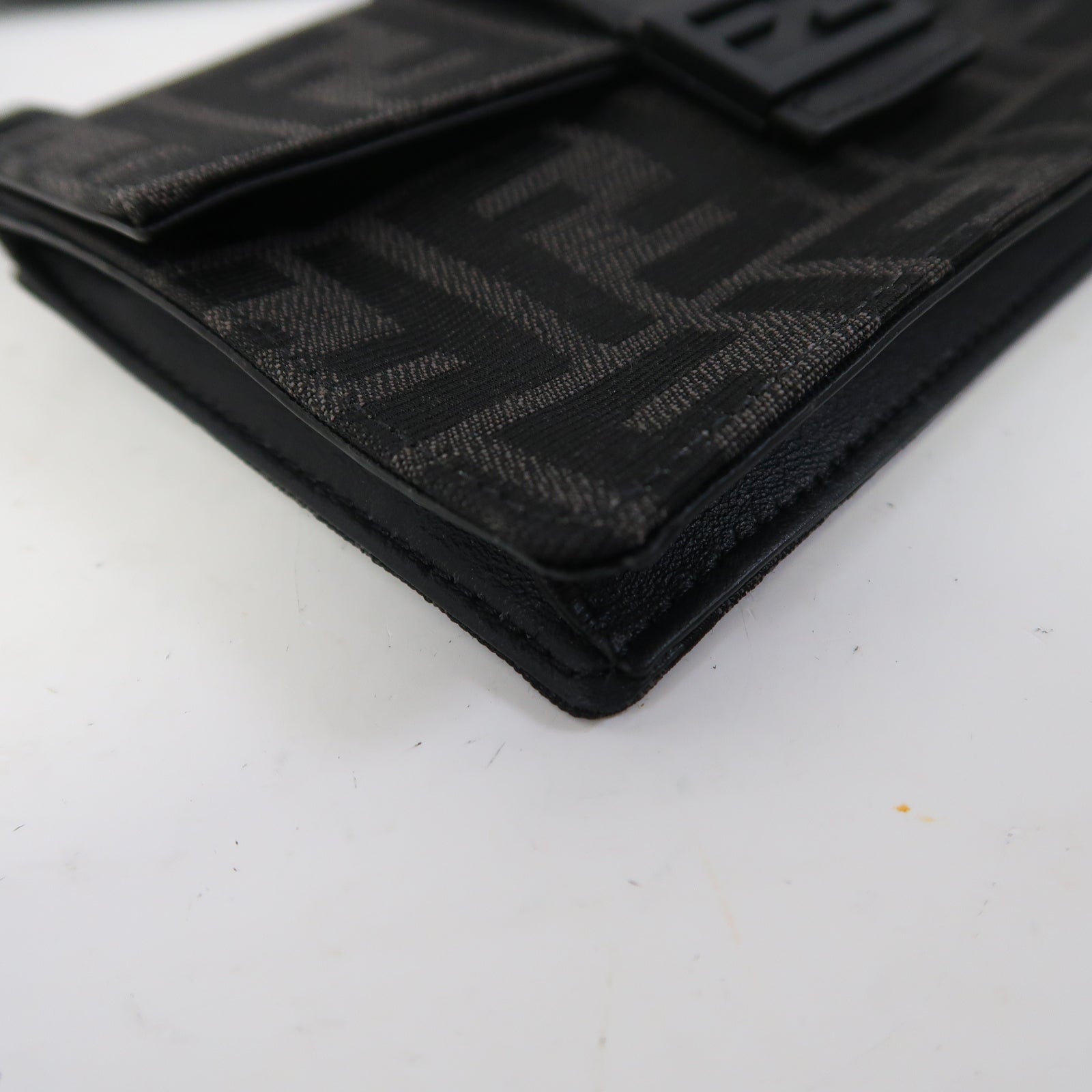 FENDI 帆布Baguette Pouch銀扣肩背袋黑色