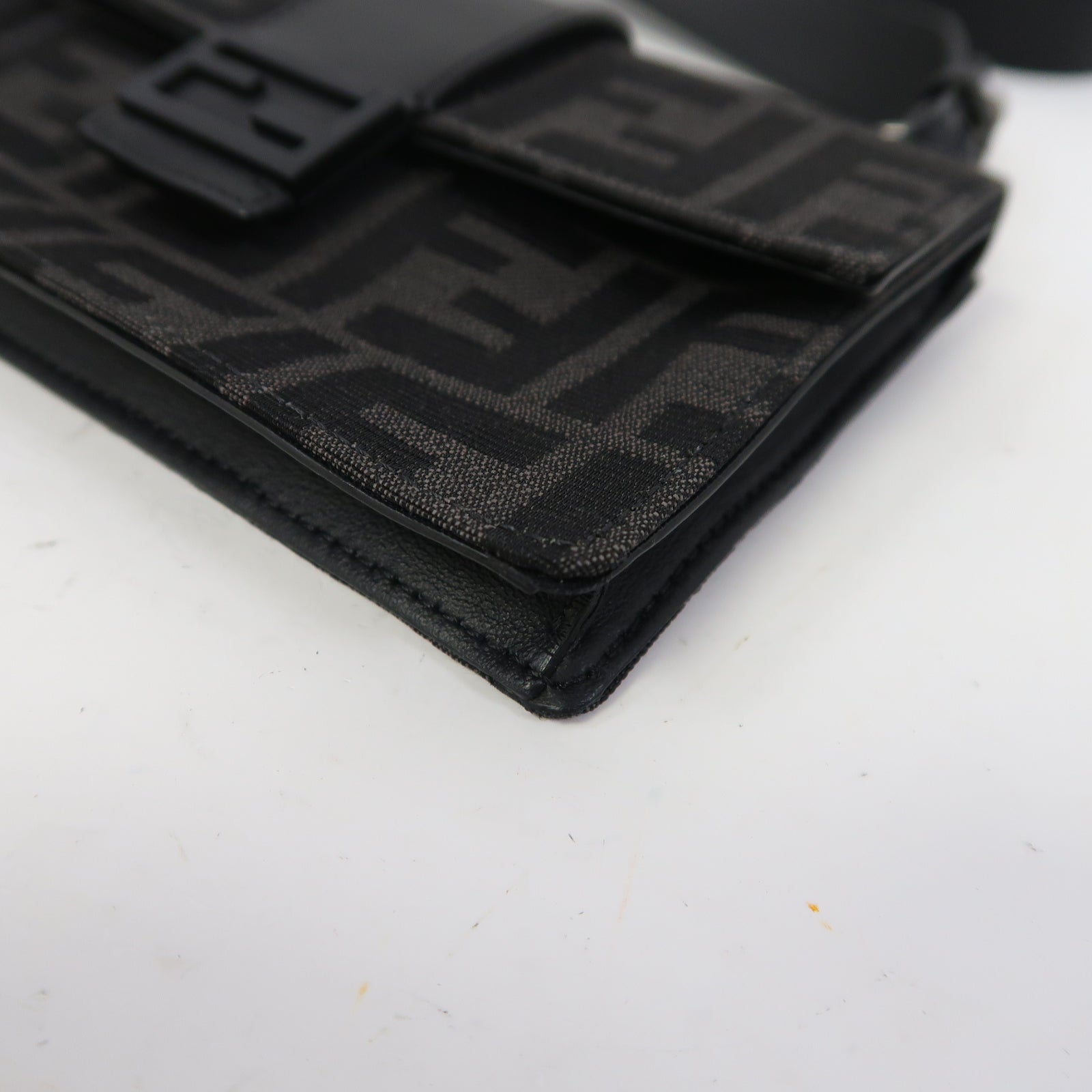 FENDI 帆布Baguette Pouch銀扣肩背袋黑色