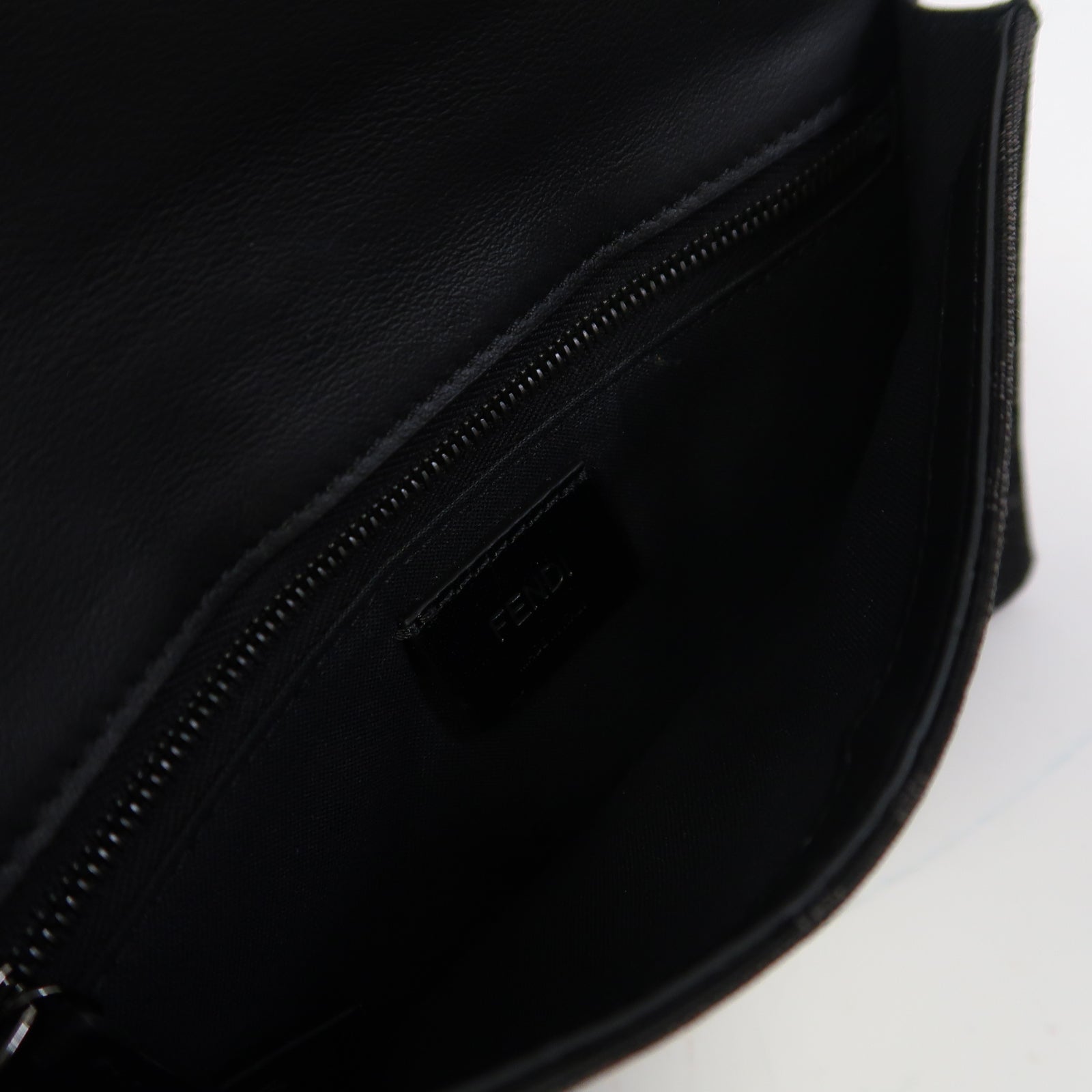 FENDI 帆布Baguette Pouch銀扣肩背袋黑色