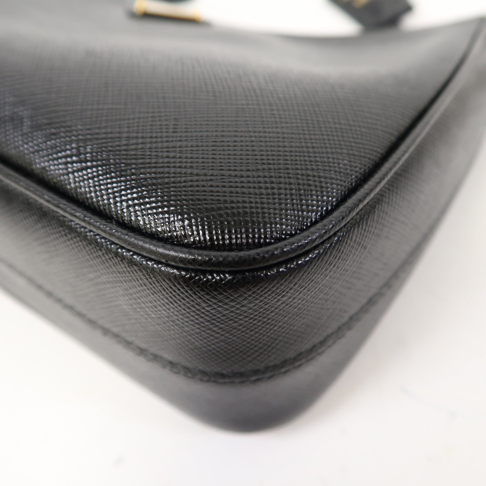 PRADA Saffiano皮革Re-Edition 2005金扣肩背袋黑色