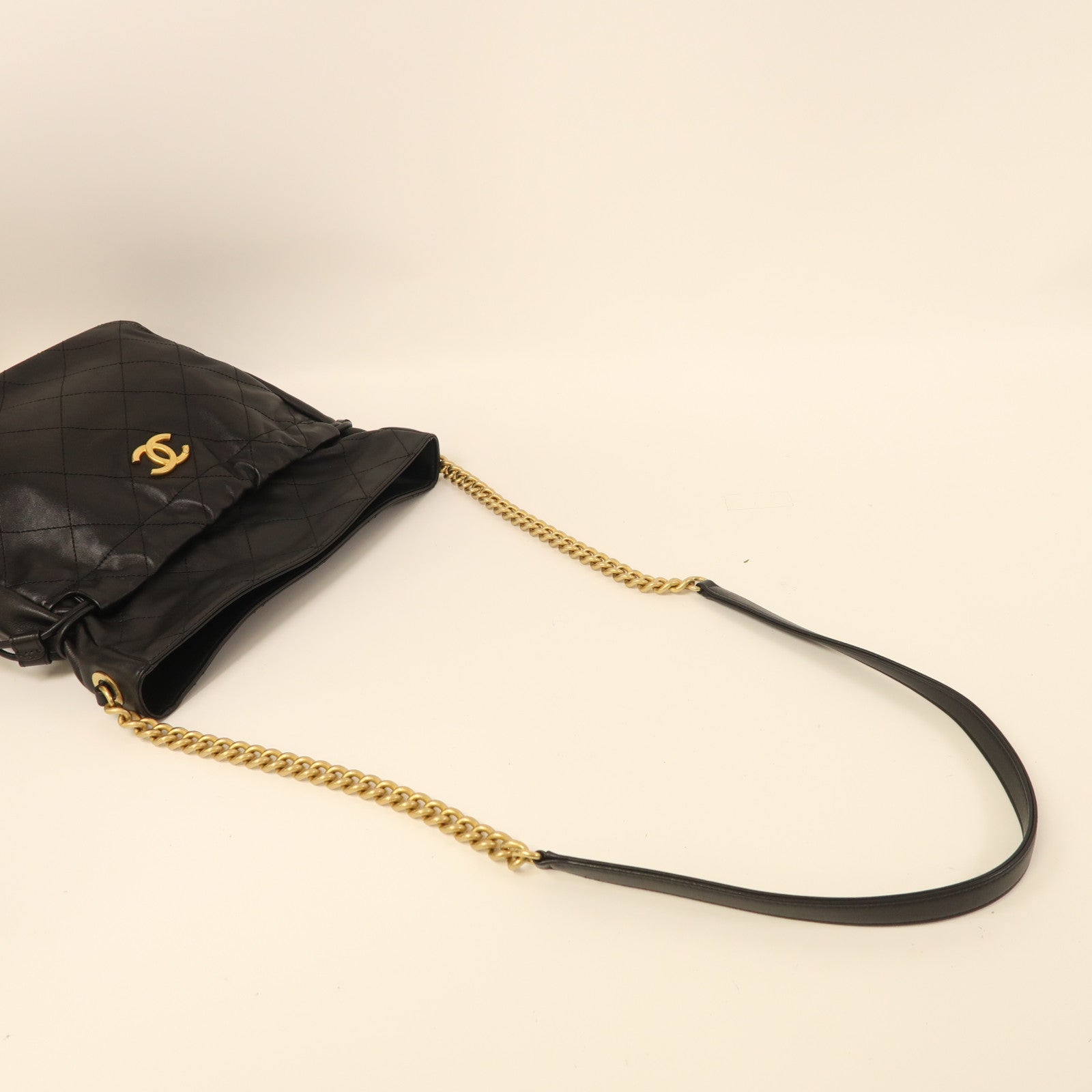 CHANEL 牛皮皮革Shoulder Bag金扣肩背袋黑色