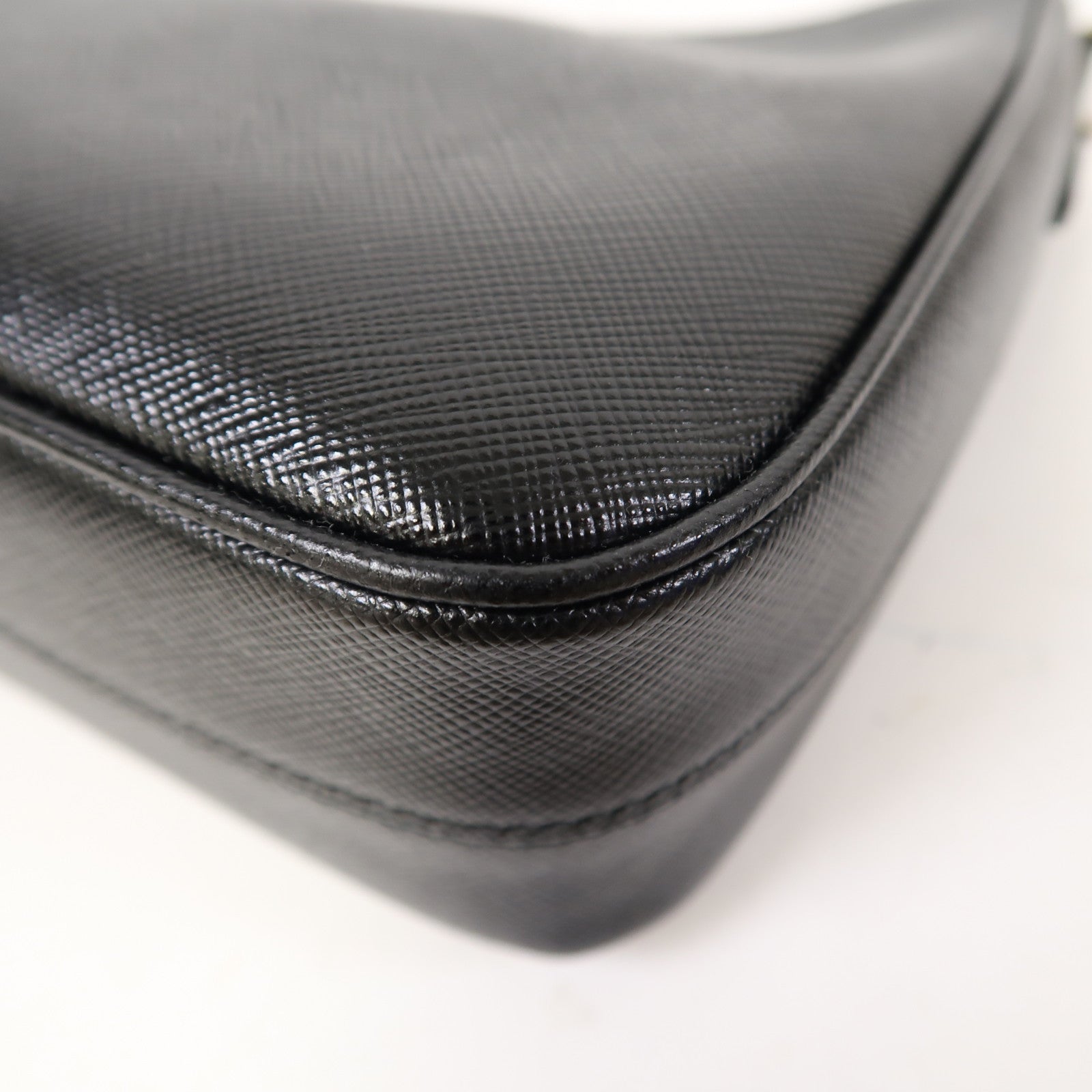 PRADA Saffiano皮革Re-Edition 2005金扣肩背袋黑色