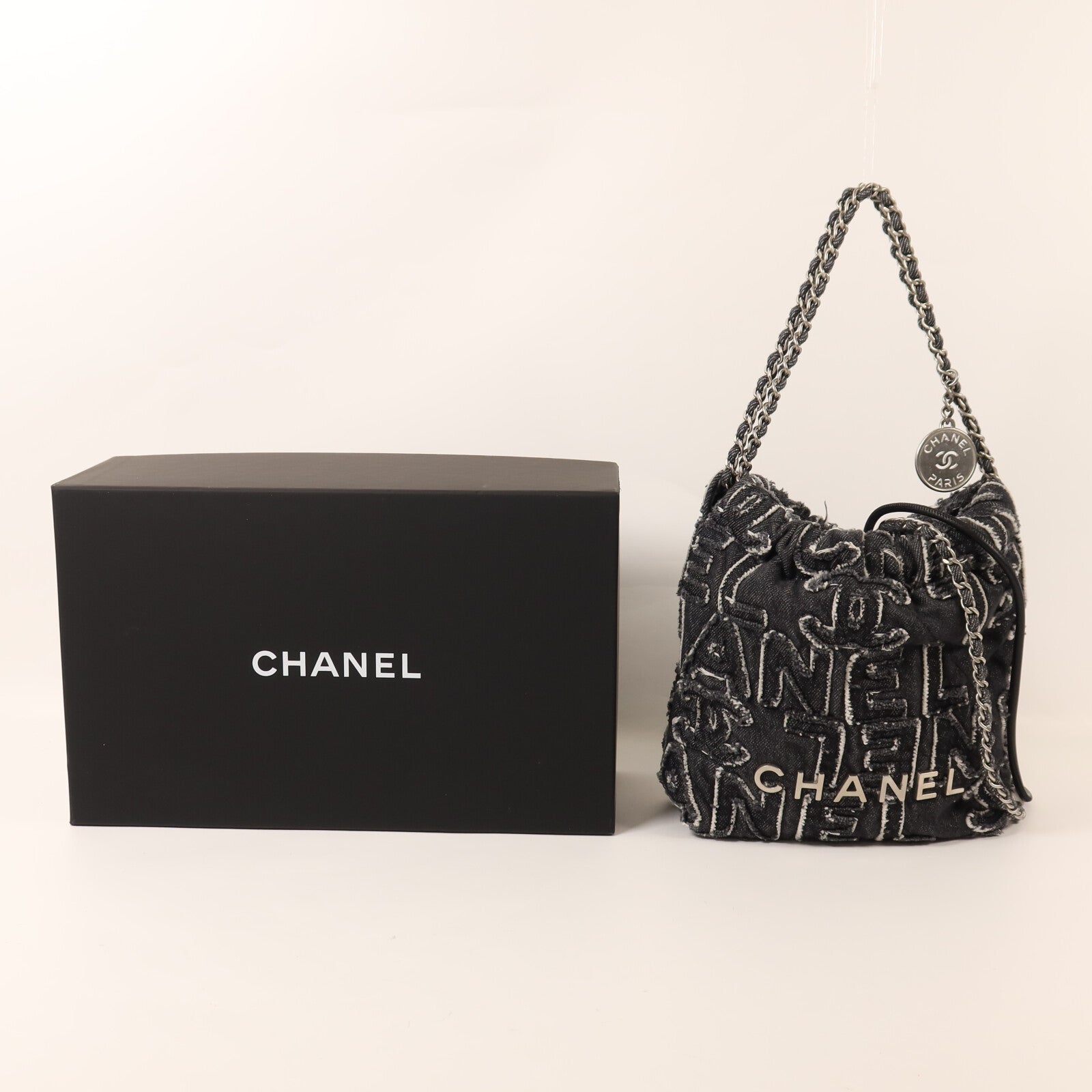 CHANEL 牛仔布Chanel 22 Mini銀扣鏈帶肩背袋