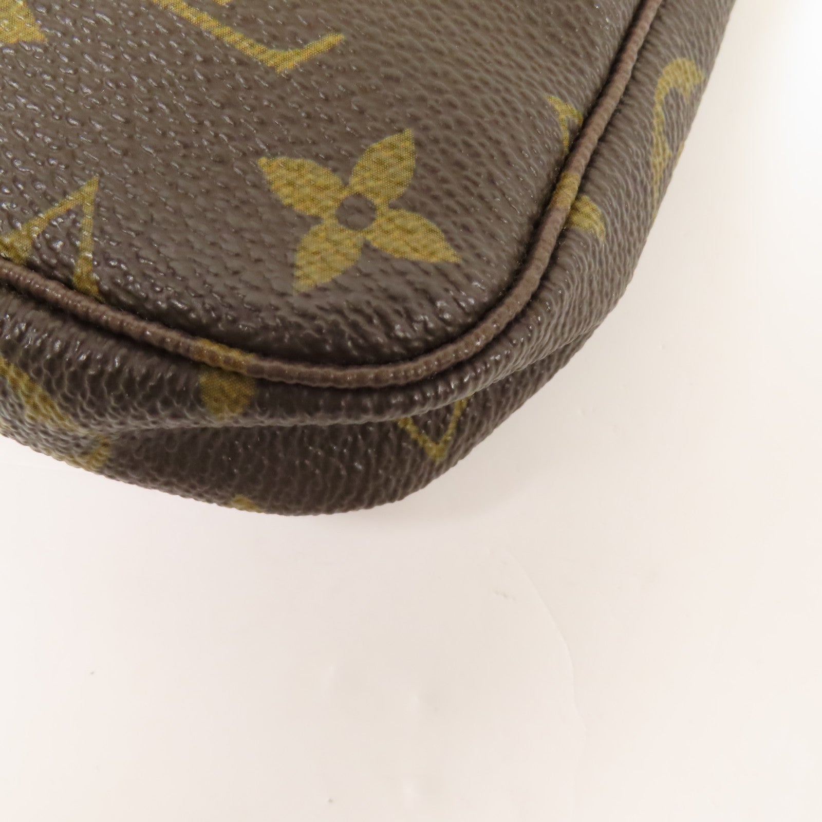 LOUIS VUITTON Monogram Mini Pochette Accessoires金扣手挽袋