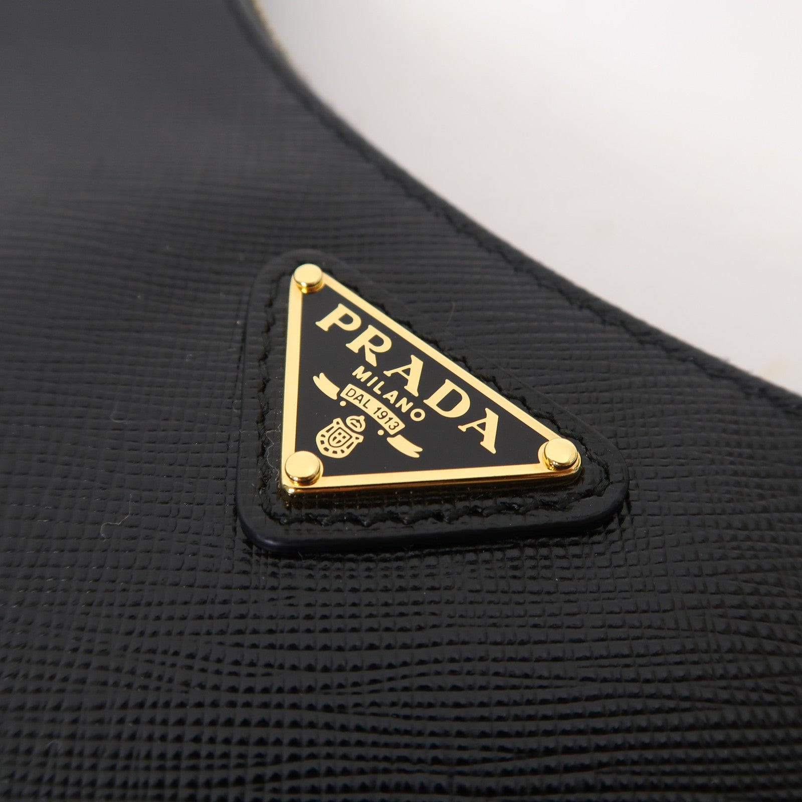 PRADA Saffiano皮革Re-Edition 2005金扣肩背袋黑色