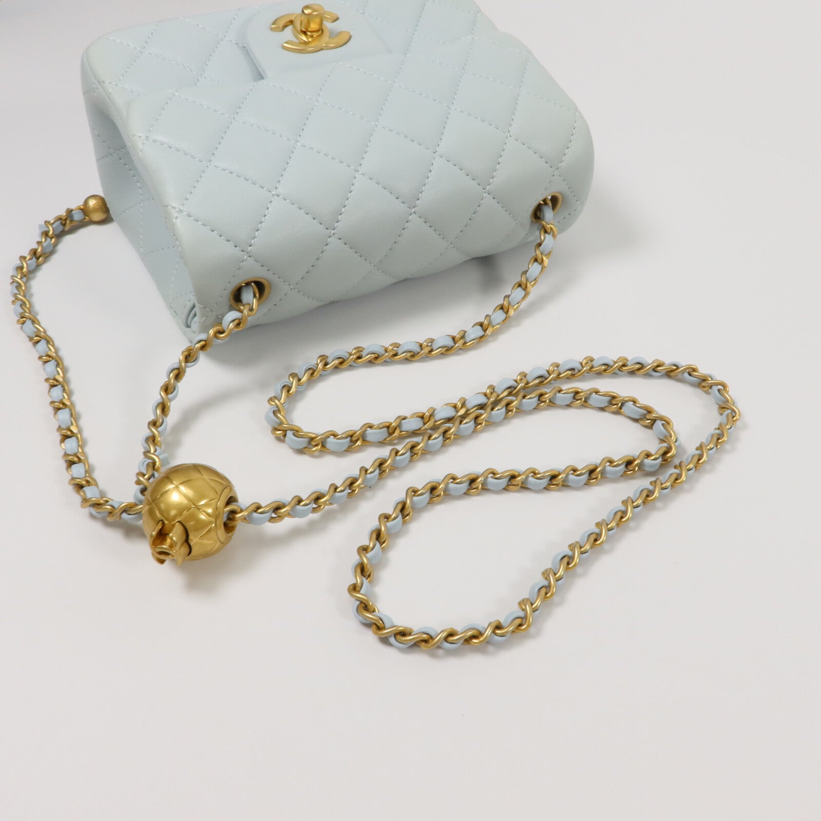 CHANEL 羊皮皮革Classic 17 Gold Ball鏈帶肩背袋