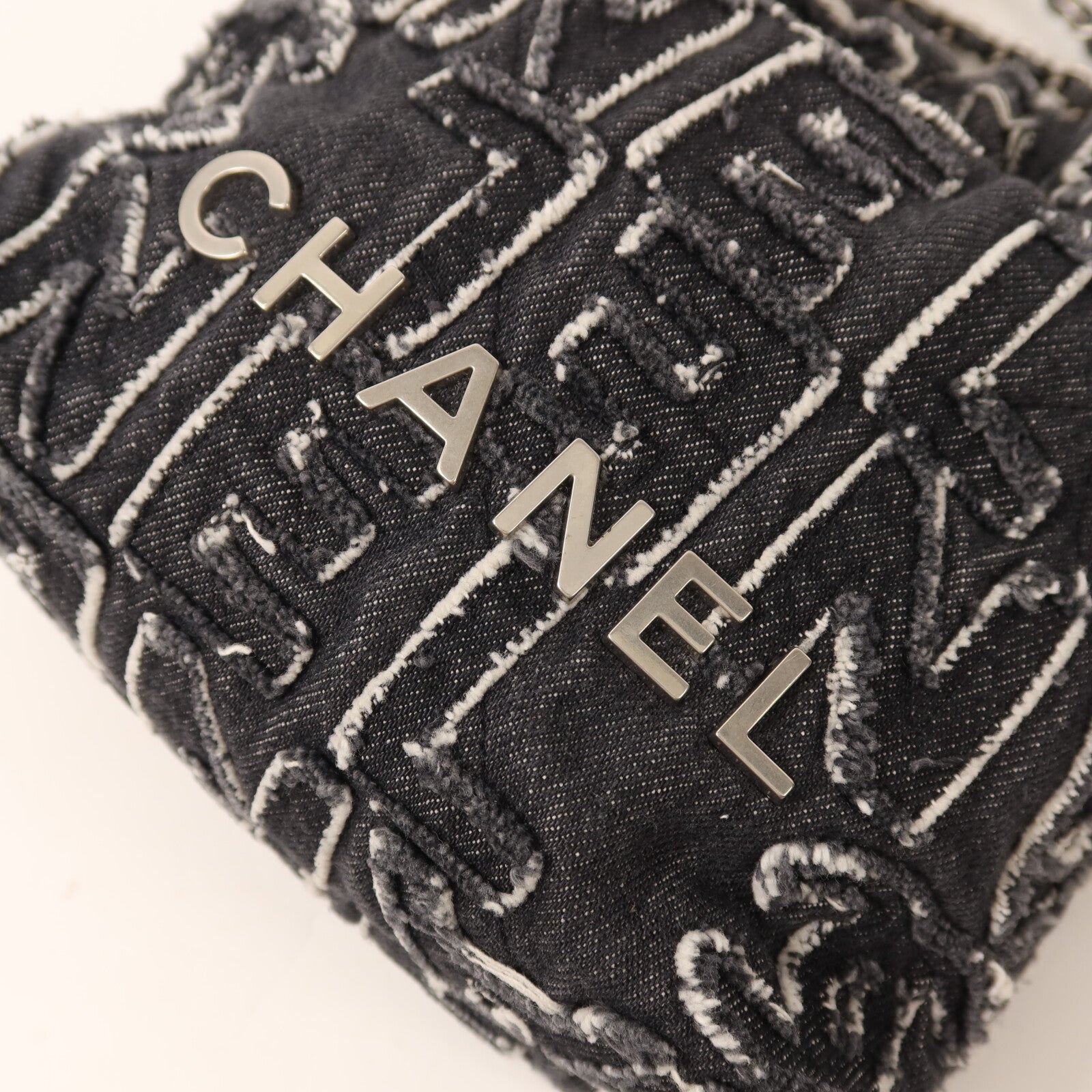 CHANEL 牛仔布Chanel 22 Mini銀扣鏈帶肩背袋
