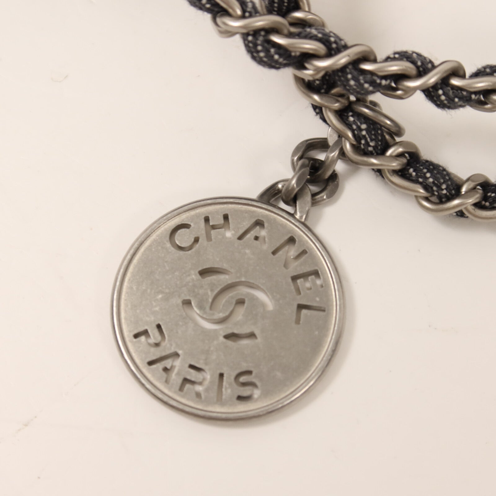 CHANEL 牛仔布Chanel 22 Mini銀扣鏈帶肩背袋