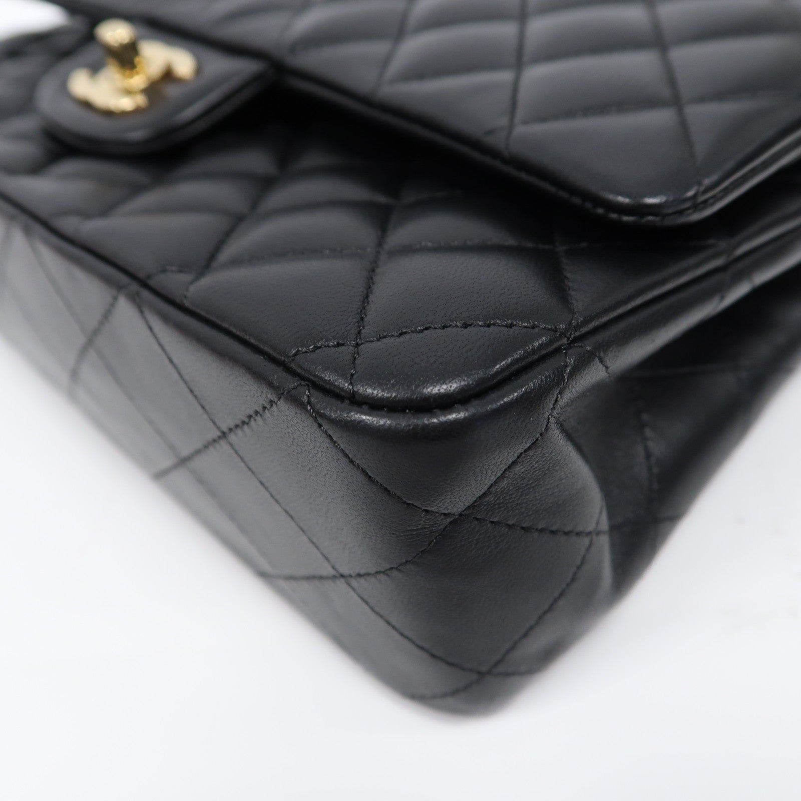 CHANEL 菱格羊皮皮革Classic Flap金扣鏈帶肩背袋黑色