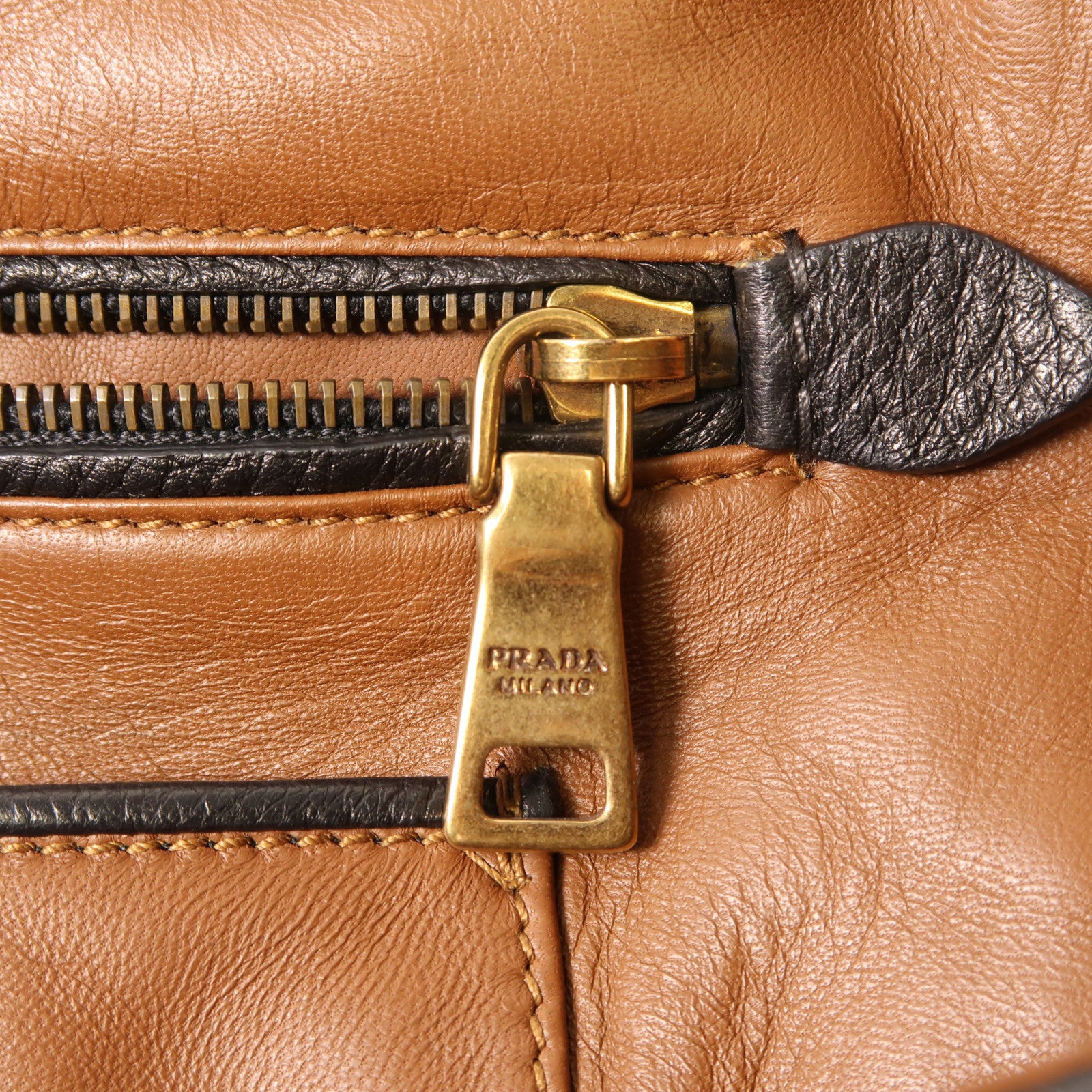 PRADA Cervo皮革Handbag金扣手挽袋