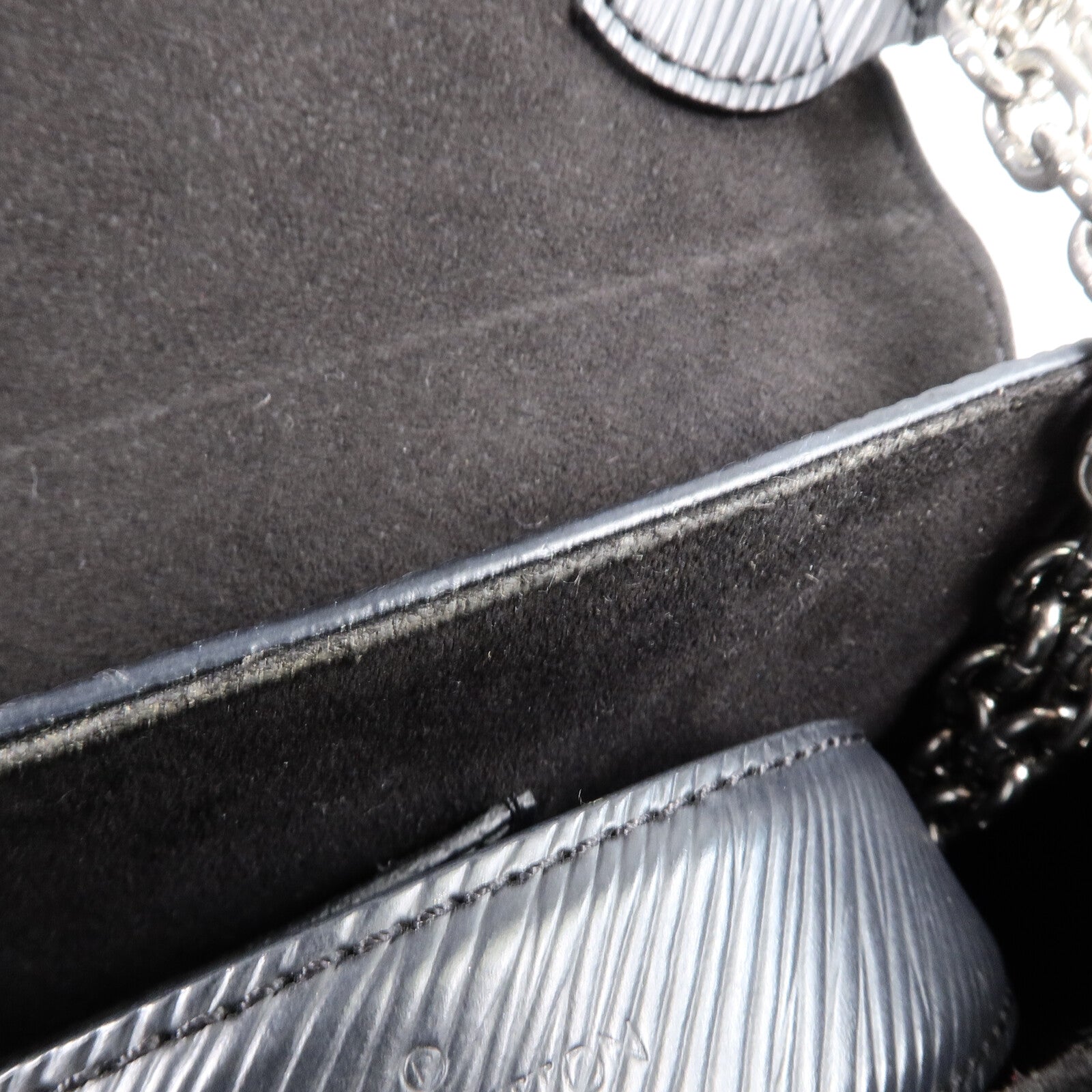LOUIS VUITTON Epi Twist MM鏈帶肩背袋