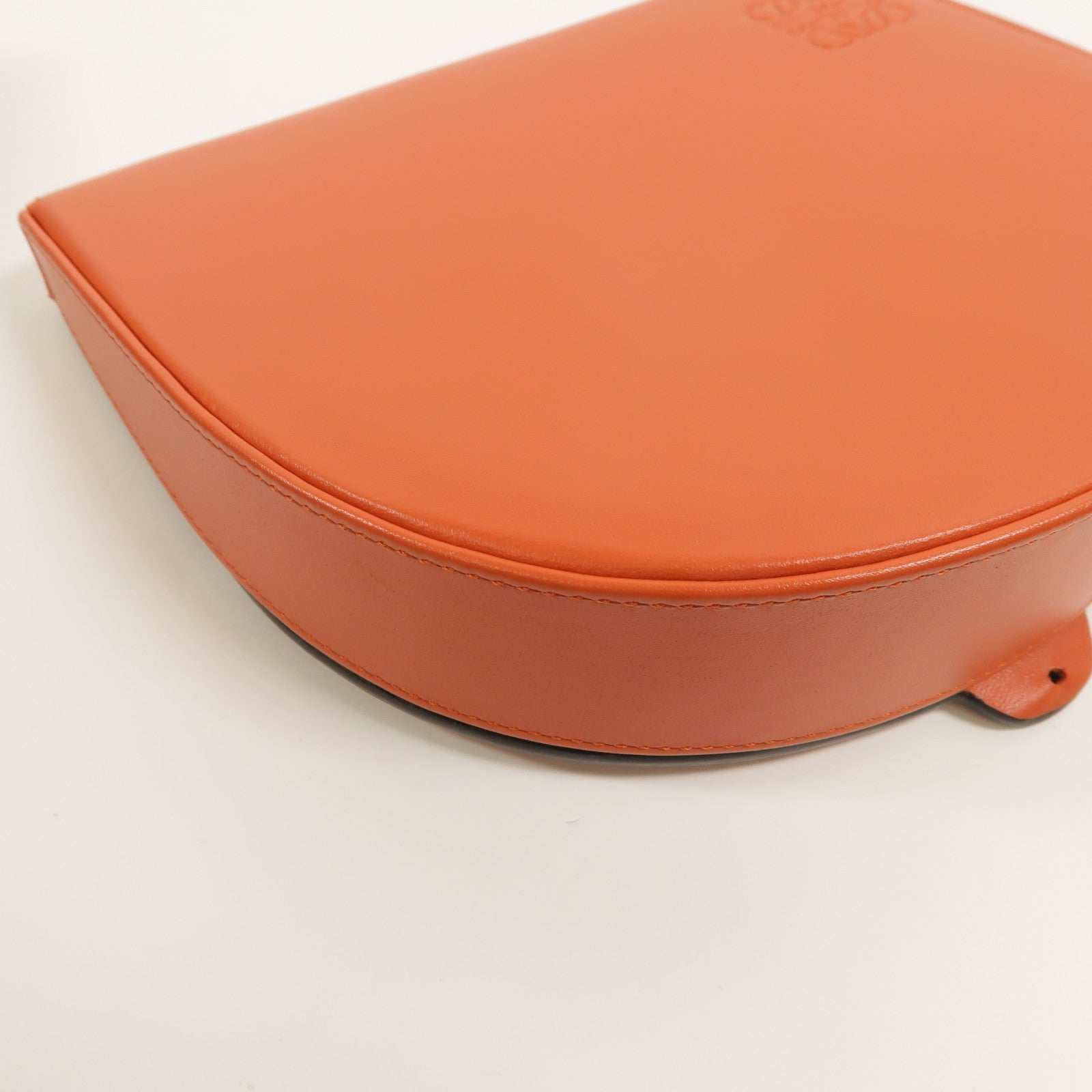LOEWE 牛皮皮革Heel Pouch肩背袋