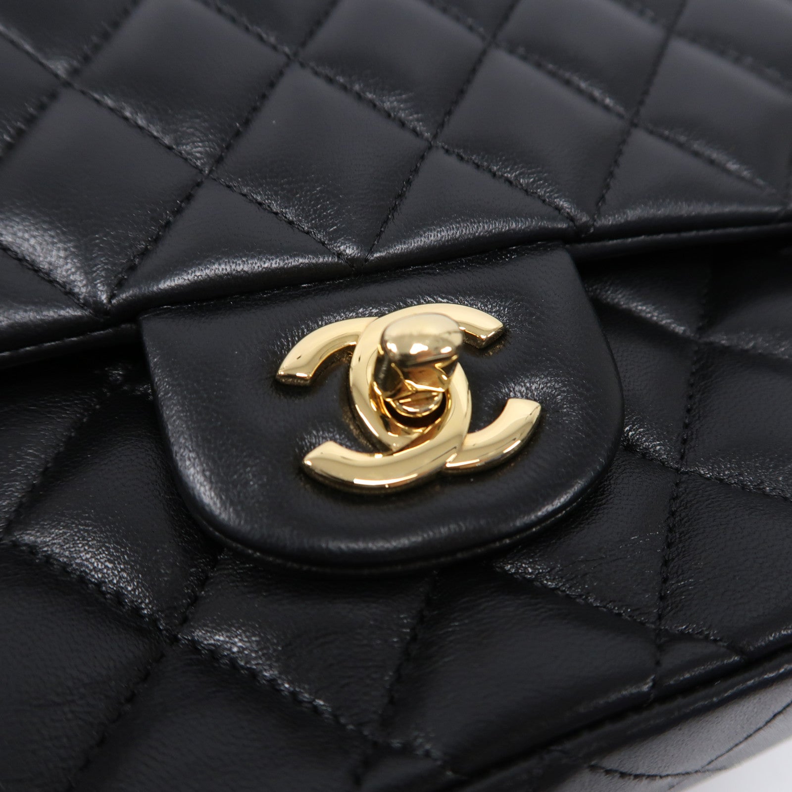 CHANEL 菱格羊皮皮革Classic Flap金扣鏈帶肩背袋黑色