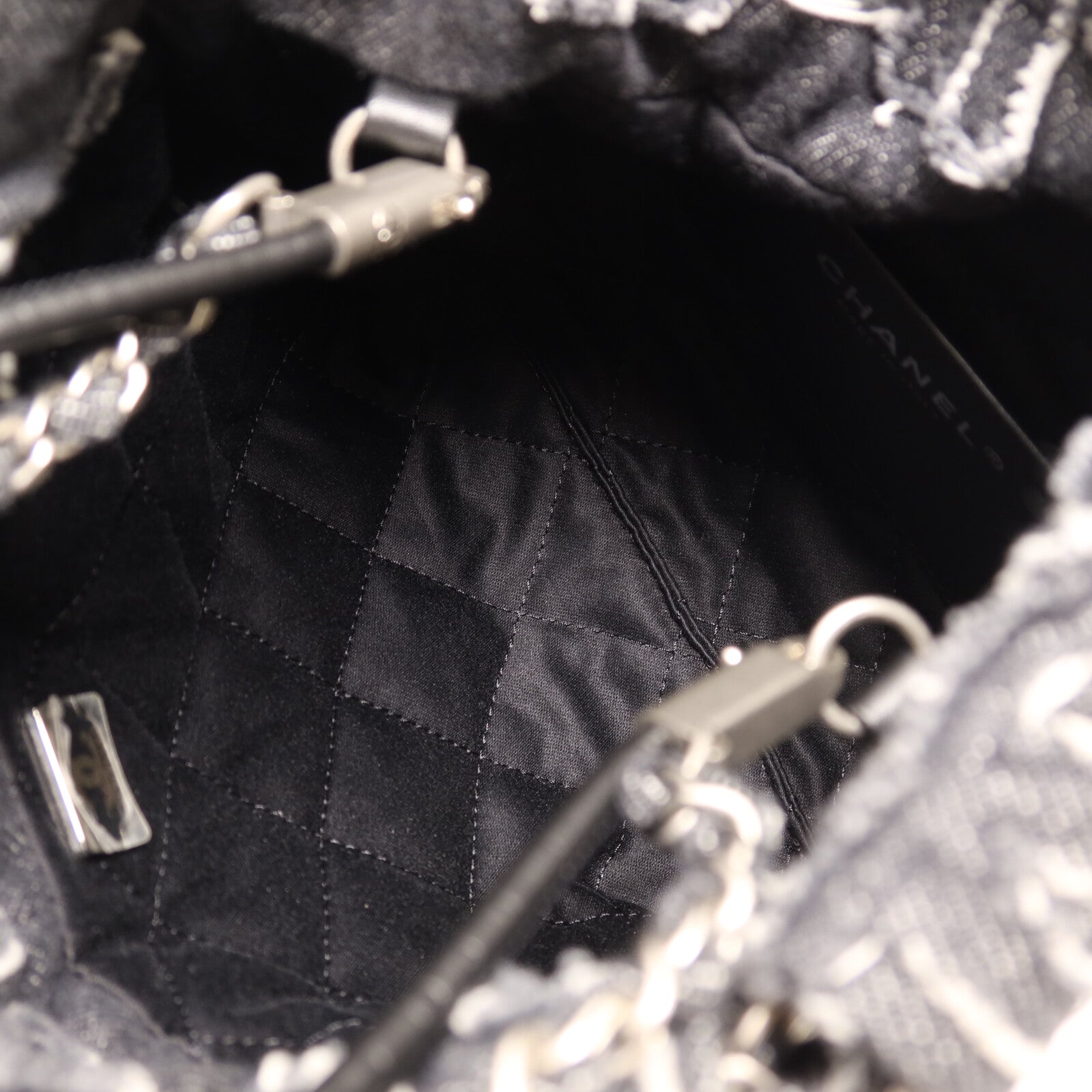CHANEL 牛仔布Chanel 22 Mini銀扣鏈帶肩背袋