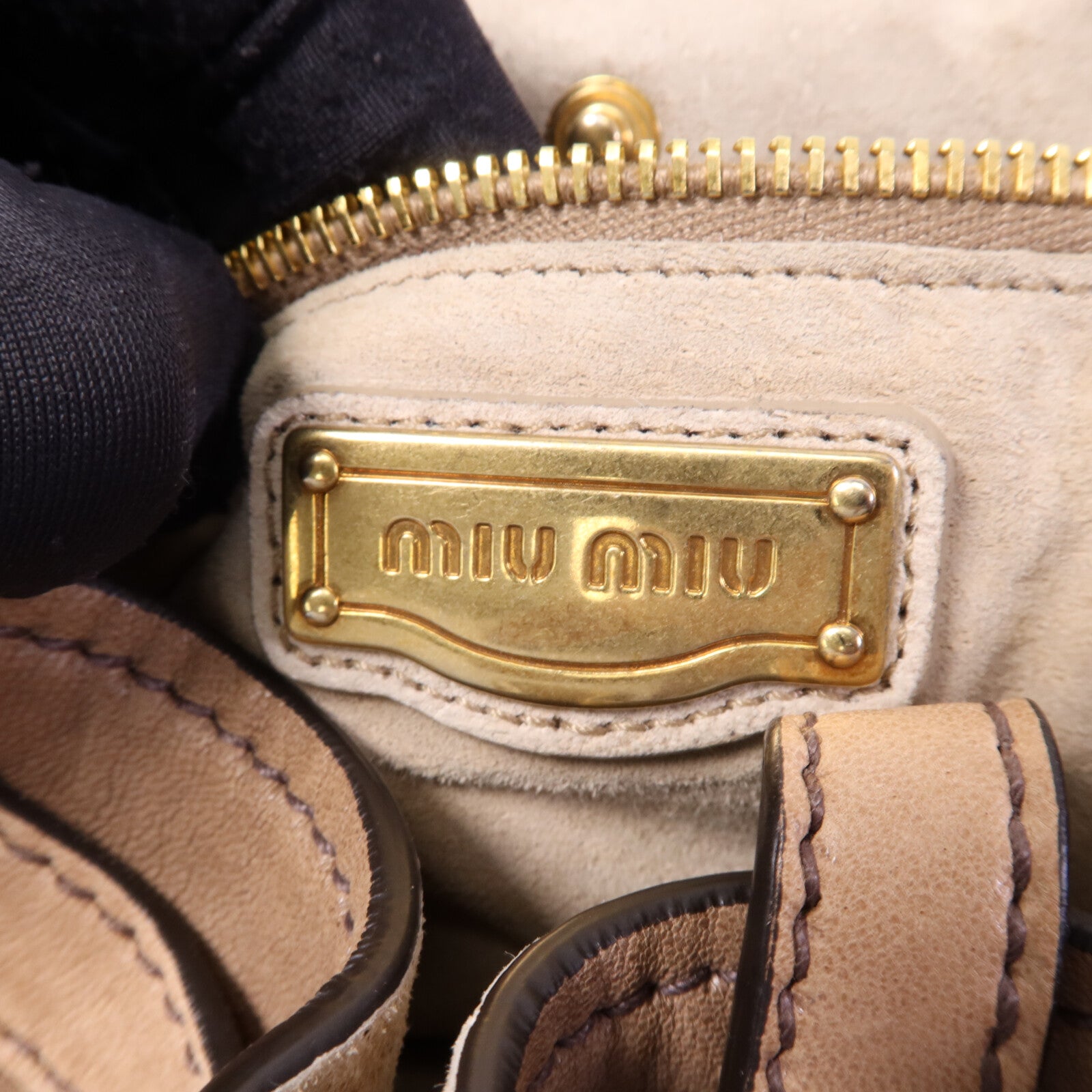 Miu Miu 牛皮皮革Shoulder Bag金扣肩背袋