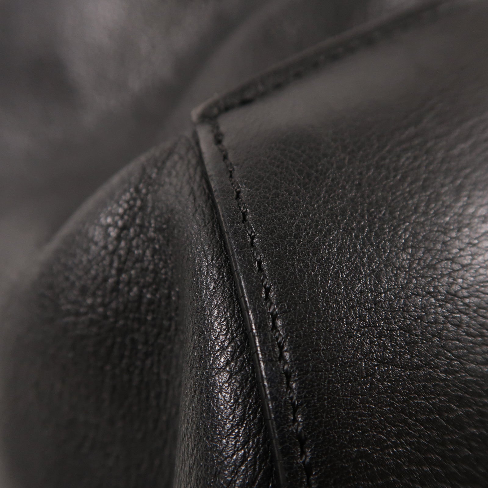 LOEWE 牛皮皮革Anton銀扣背包