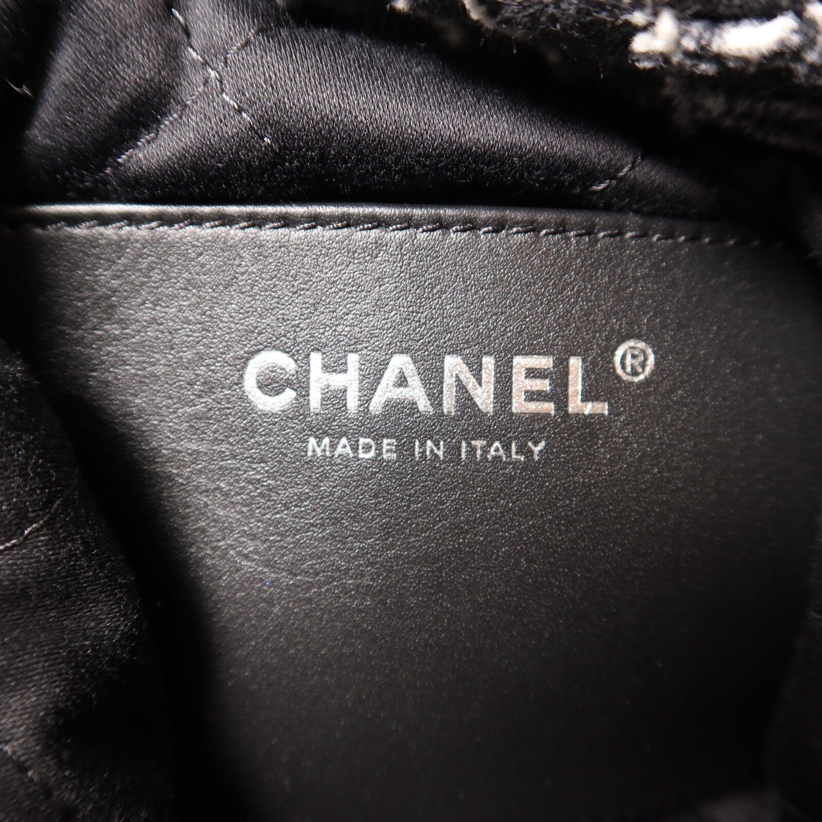 CHANEL 牛仔布Chanel 22 Mini銀扣鏈帶肩背袋