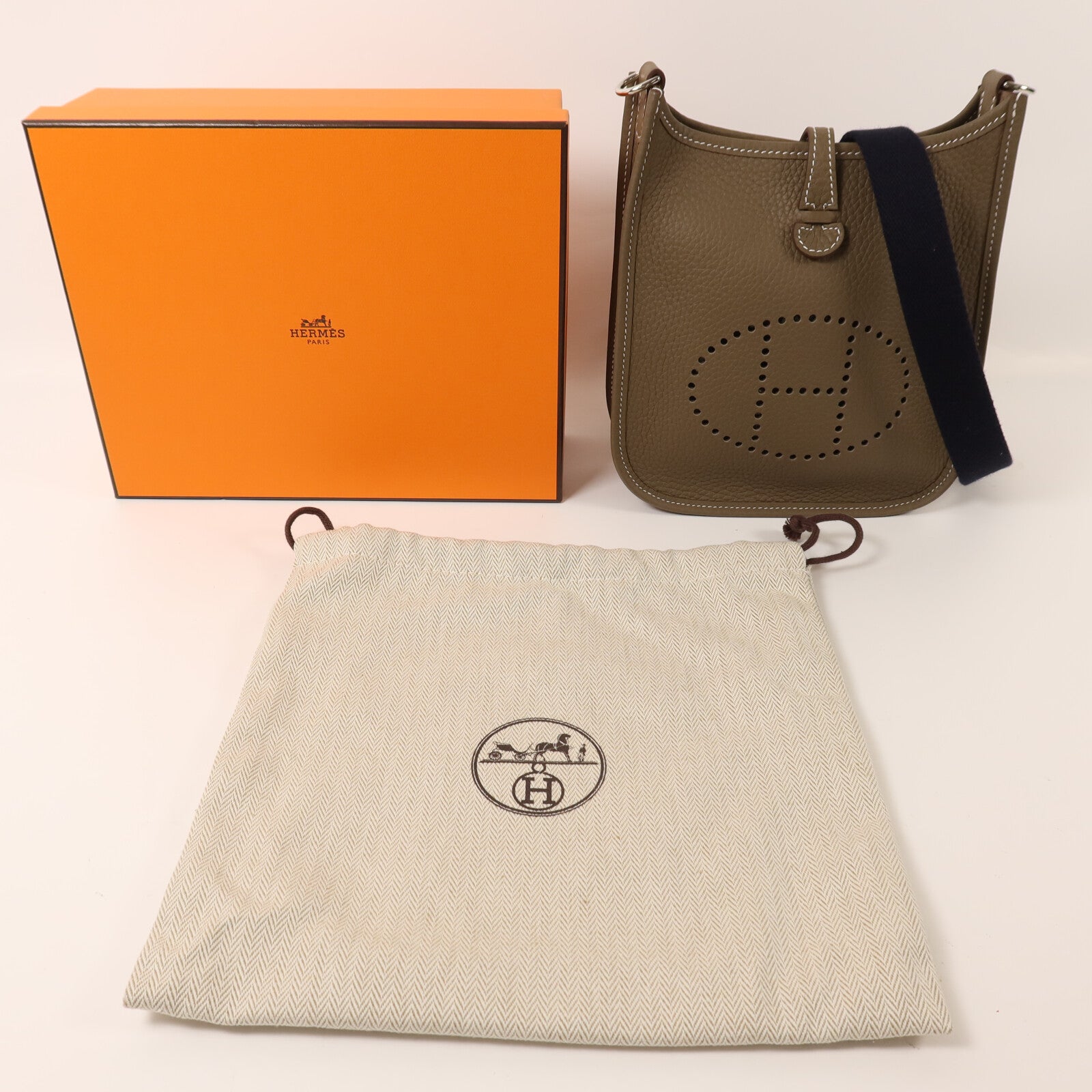 HERMES Clemence皮革Evelyne TPM銀扣肩背袋Etoupe