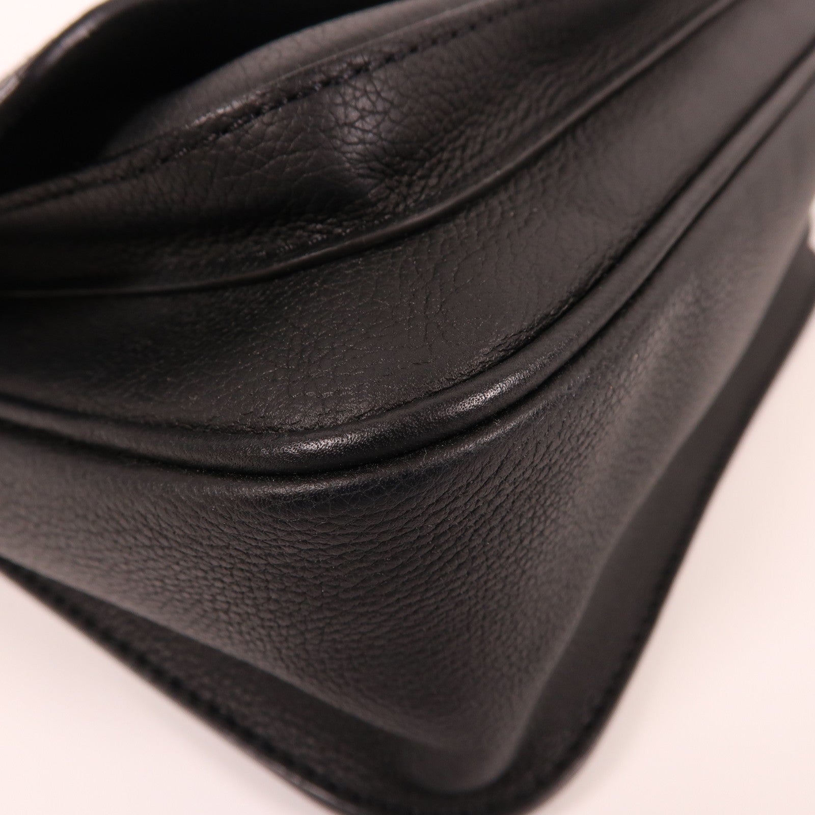 LOUIS VUITTON 牛皮皮革Lock Me金扣鏈帶肩背袋黑色