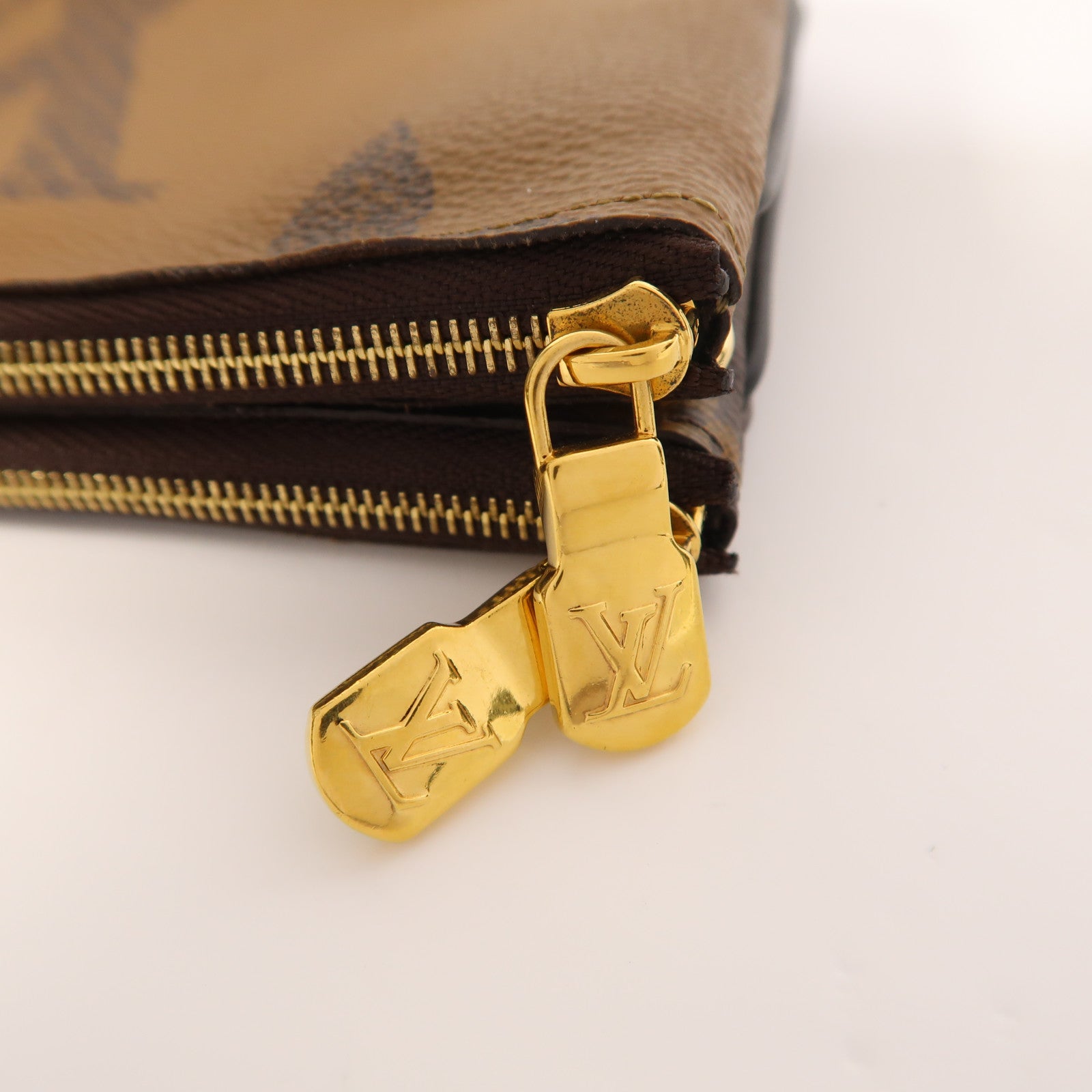 LOUIS VUITTON Monogram Giant Reverse Double Zip Pochette金扣肩背袋