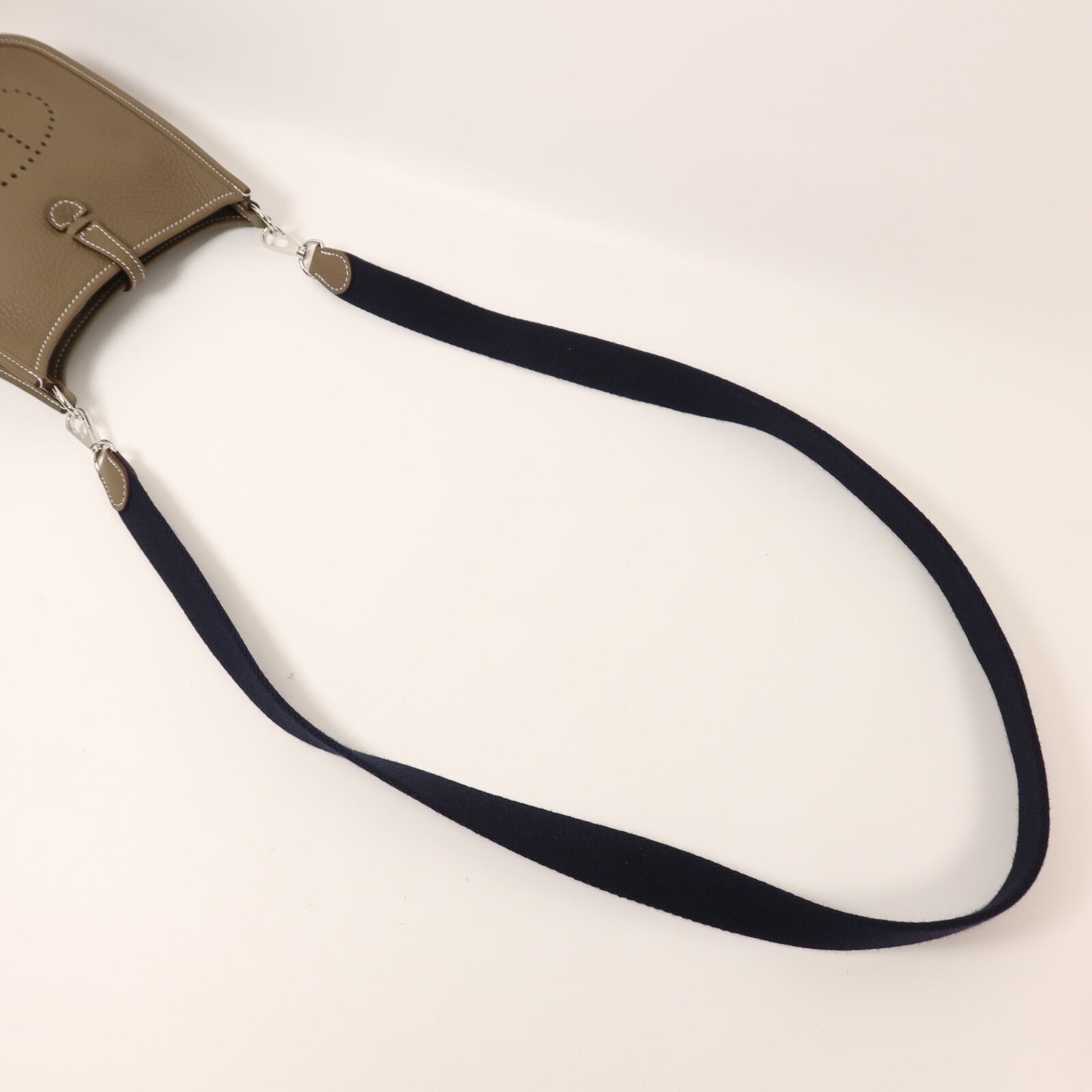 HERMES Clemence皮革Evelyne TPM銀扣肩背袋Etoupe