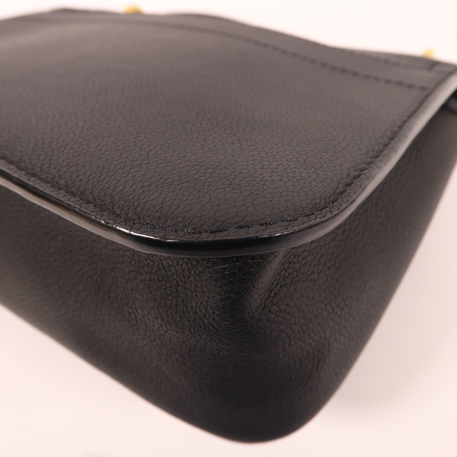 LOUIS VUITTON 牛皮皮革Lock Me金扣鏈帶肩背袋黑色