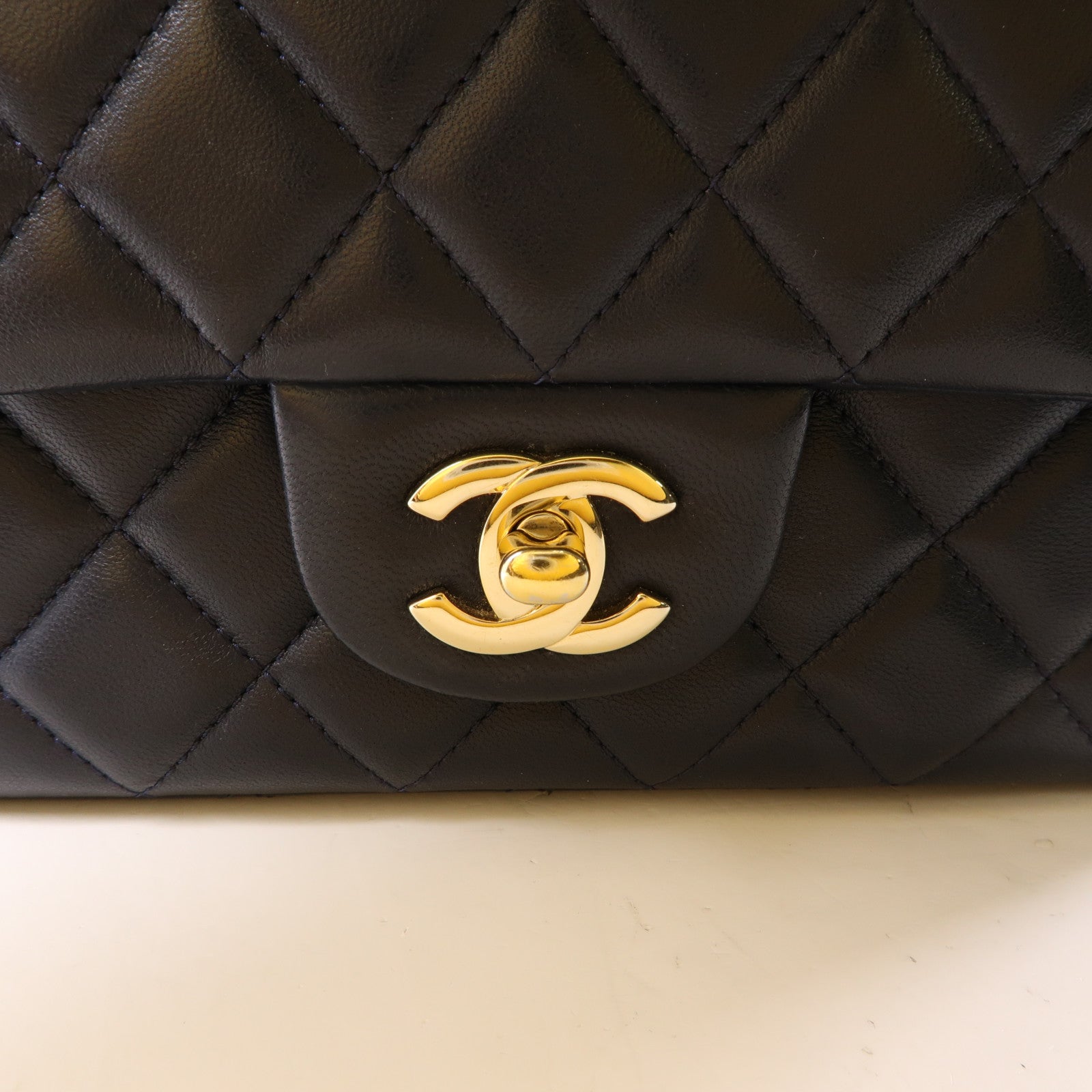 CHANEL 羊皮皮革Classic 20cm金扣鏈帶肩背袋深藍色