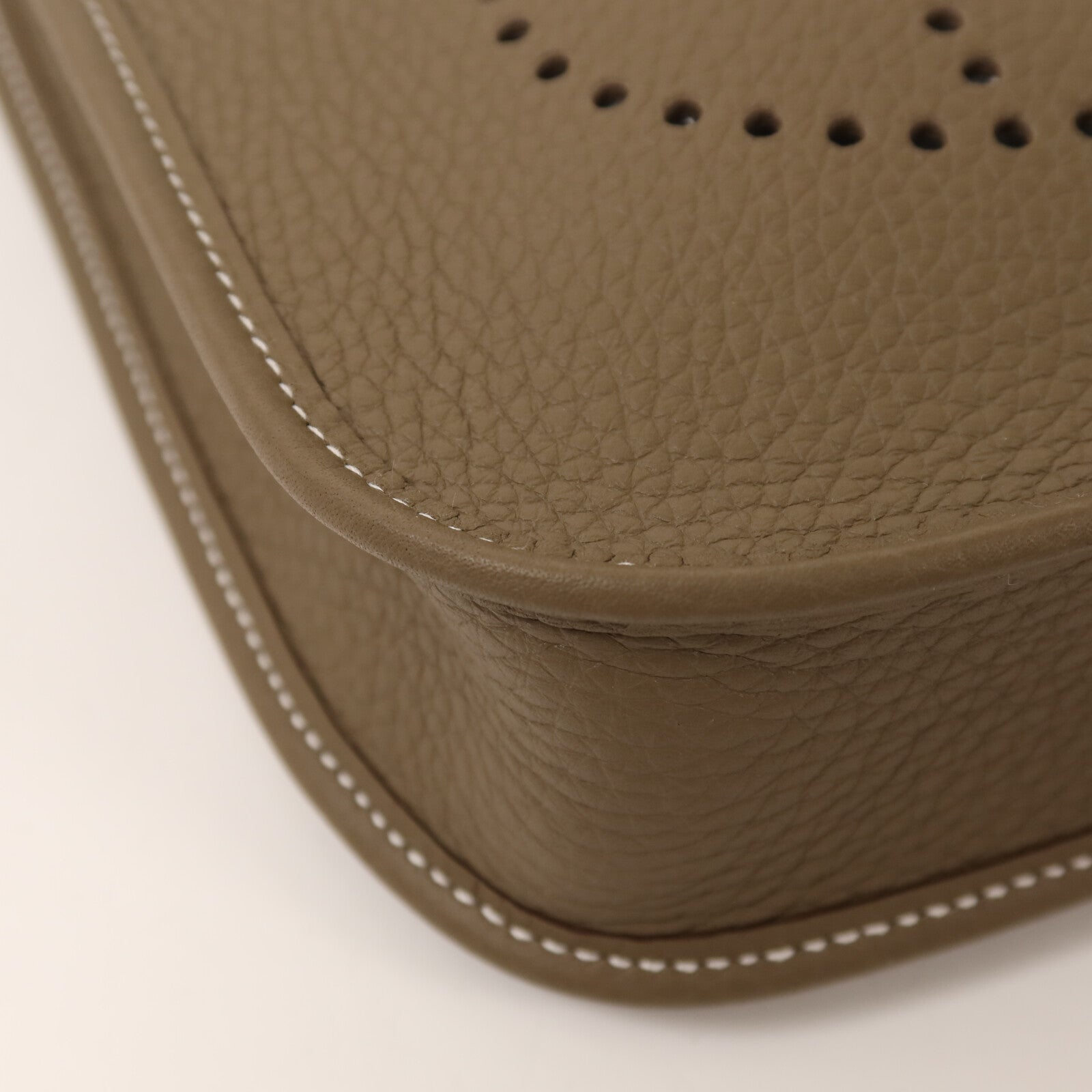 HERMES Clemence皮革Evelyne TPM銀扣肩背袋Etoupe