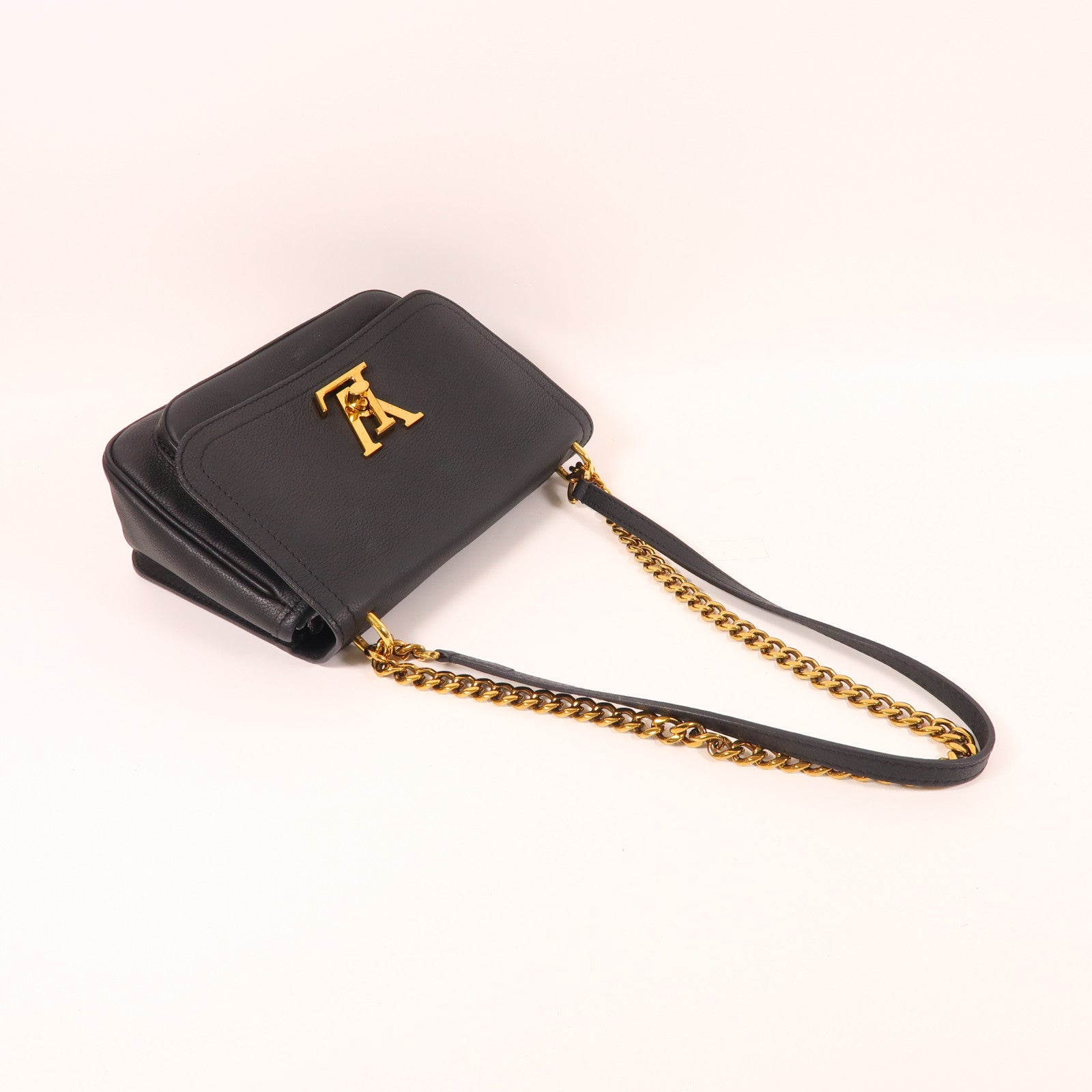 LOUIS VUITTON 牛皮皮革Lock Me金扣鏈帶肩背袋黑色