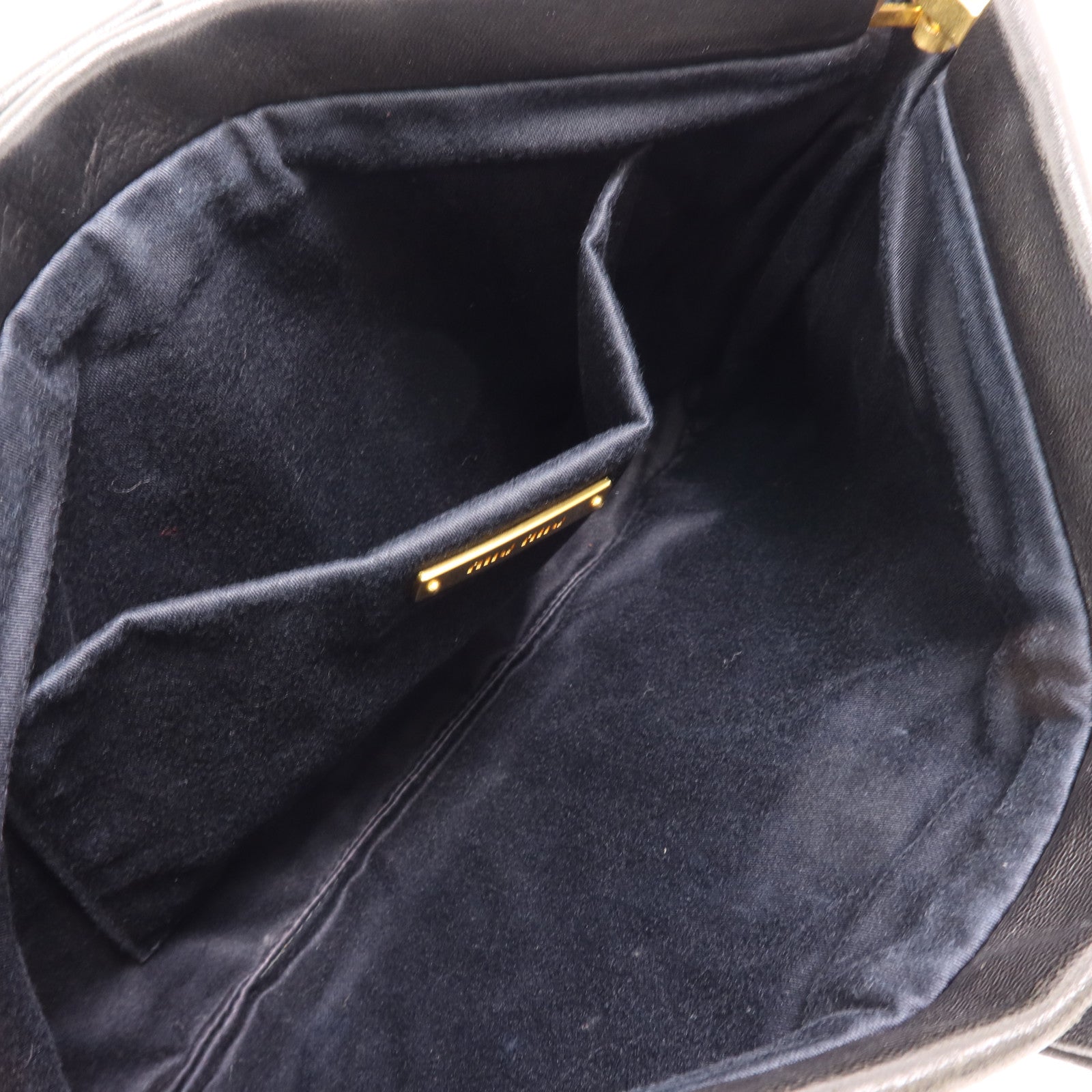 Miu Miu 牛皮皮革Pouch金扣手拿包