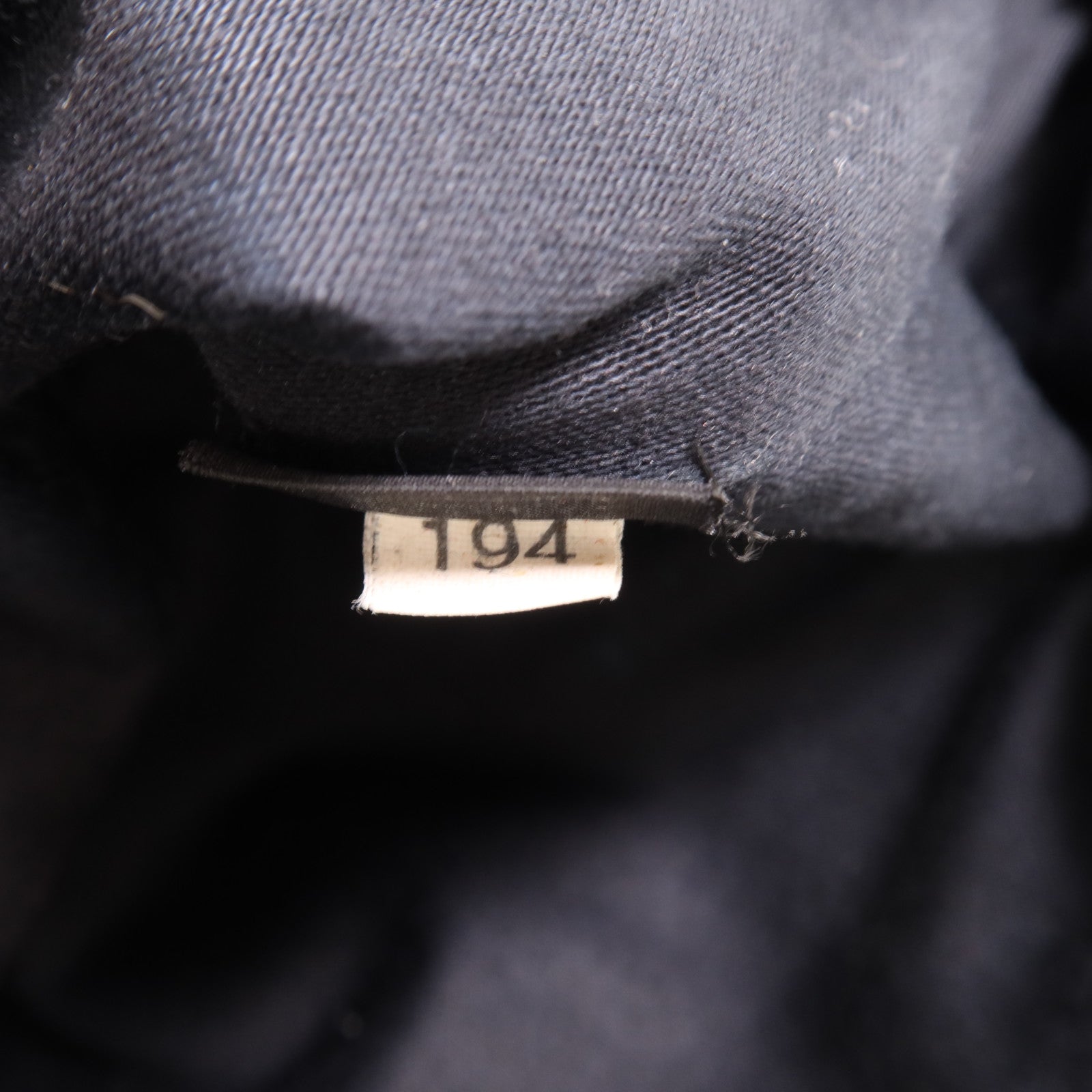 Miu Miu 牛皮皮革Pouch金扣手拿包