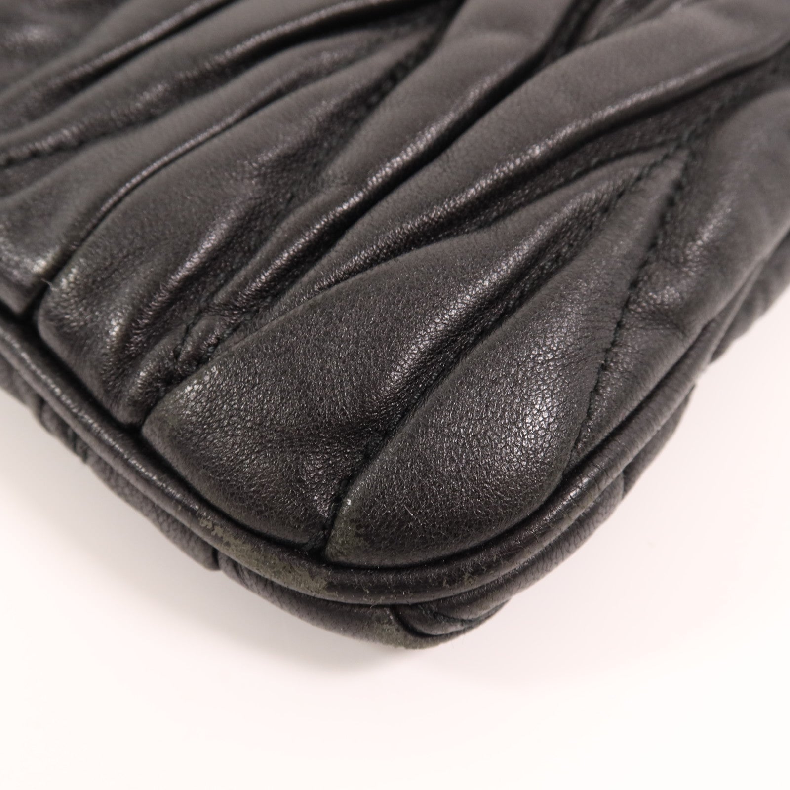 Miu Miu 牛皮皮革Pouch金扣手拿包