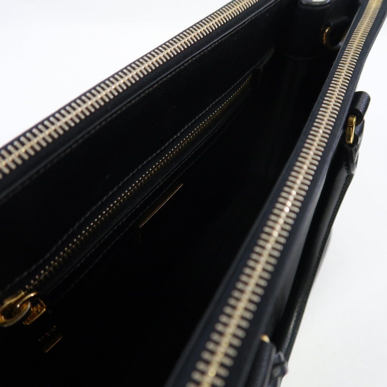 PRADA Saffiano皮革Galleria Bag金扣手挽肩背兩用袋黑色