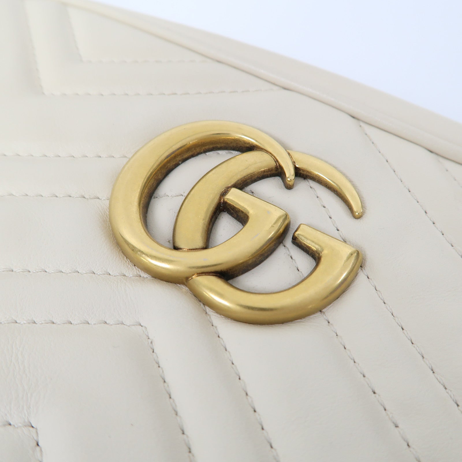 GUCCI 牛皮皮革GG Marmont金扣鏈帶肩背袋白色