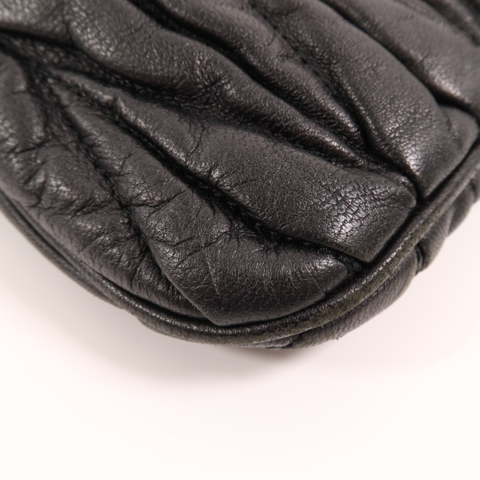 Miu Miu 牛皮皮革Pouch金扣手拿包