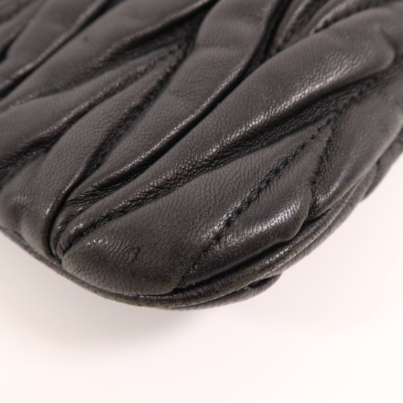 Miu Miu 牛皮皮革Pouch金扣手拿包