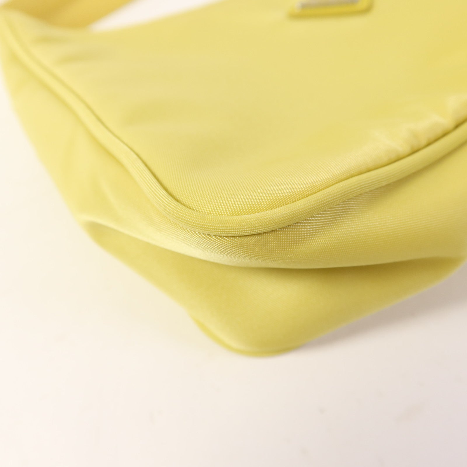 PRADA 尼龍Re-Edition 2000銀扣手挽袋