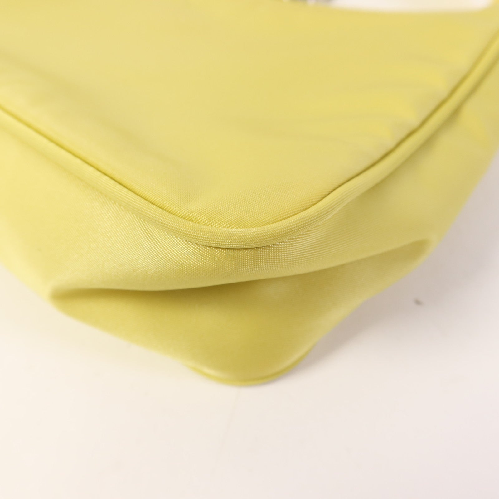 PRADA 尼龍Re-Edition 2000銀扣手挽袋