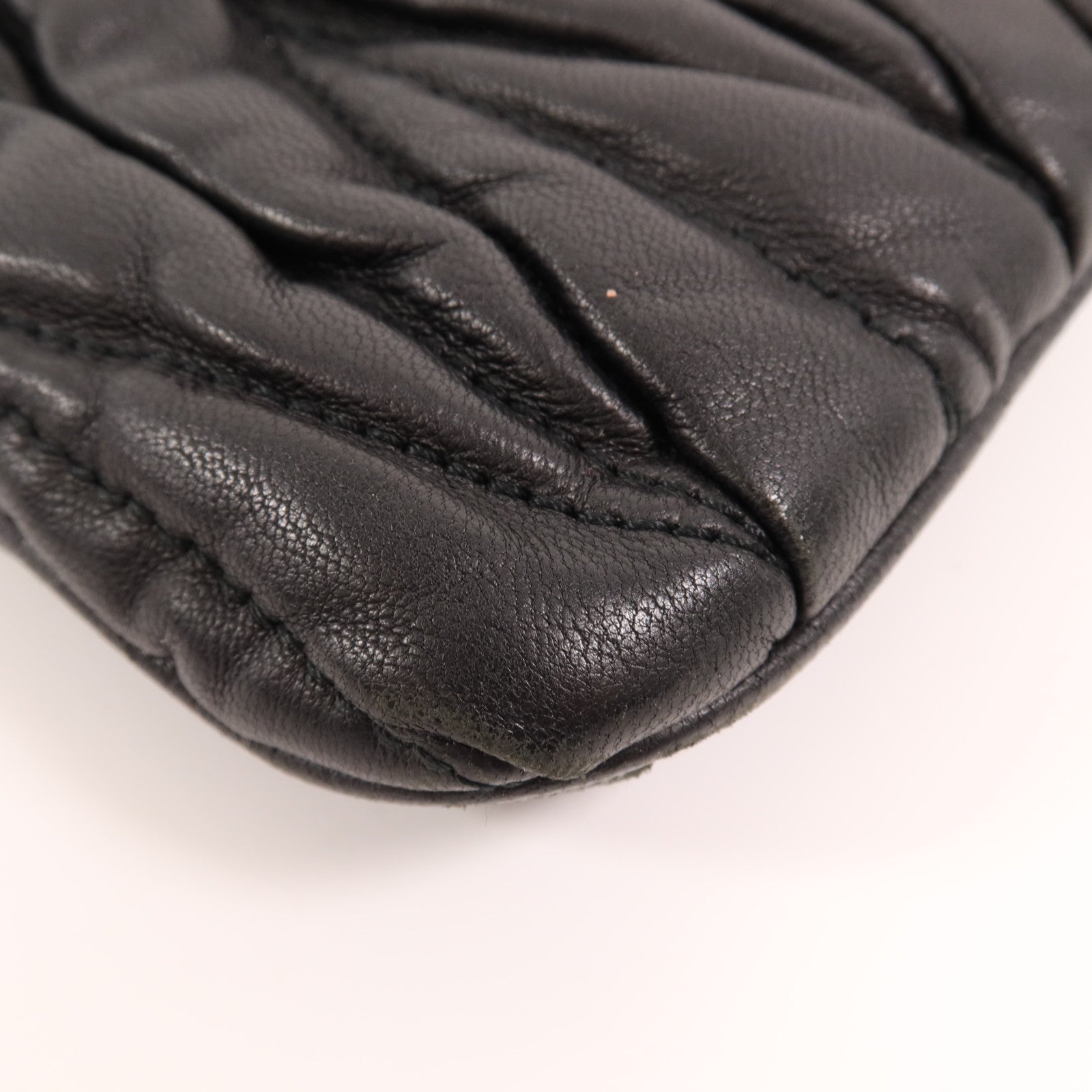 Miu Miu 牛皮皮革Pouch金扣手拿包