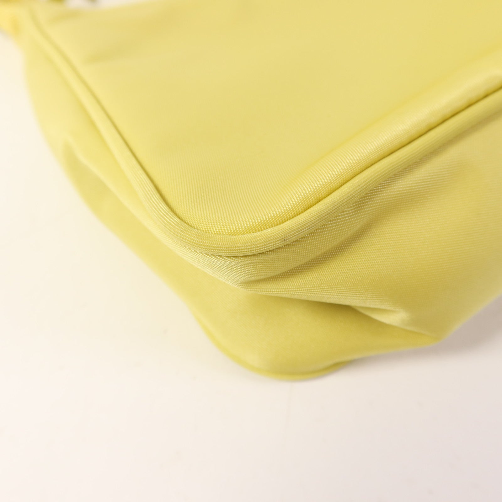 PRADA 尼龍Re-Edition 2000銀扣手挽袋