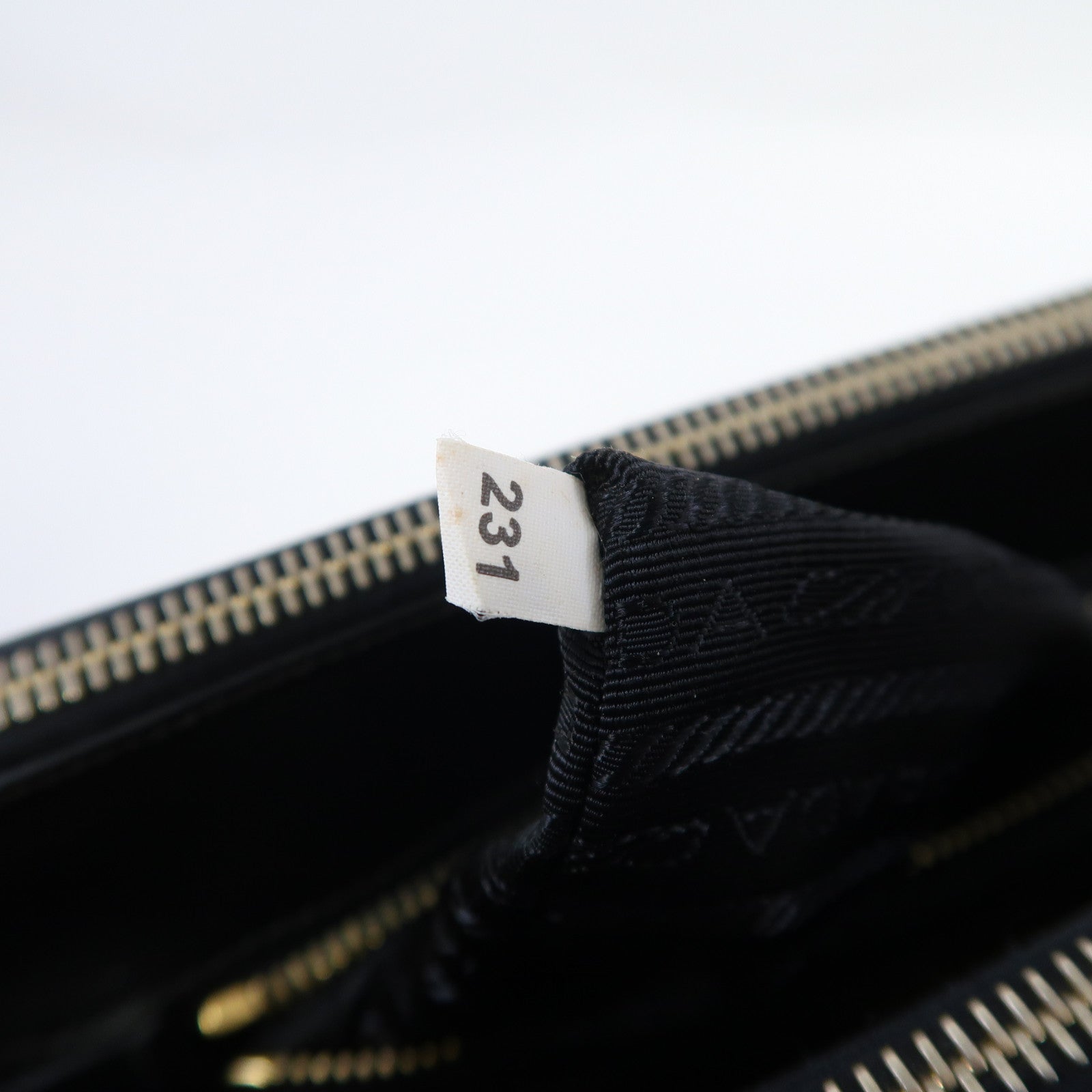 PRADA Saffiano皮革Galleria Bag金扣手挽肩背兩用袋黑色