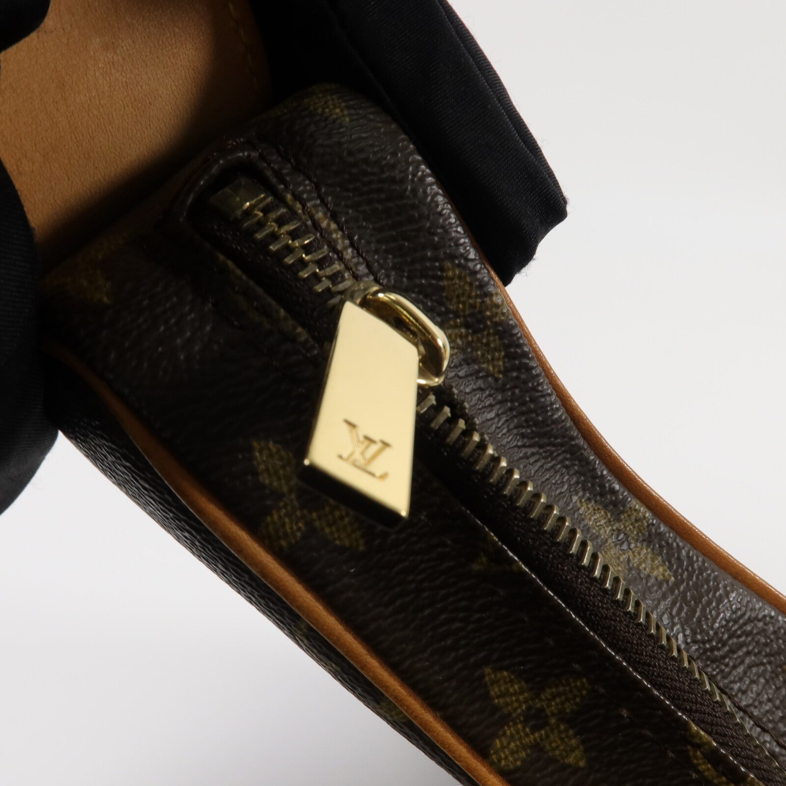 LOUIS VUITTON Monogram Croissant MM肩背袋