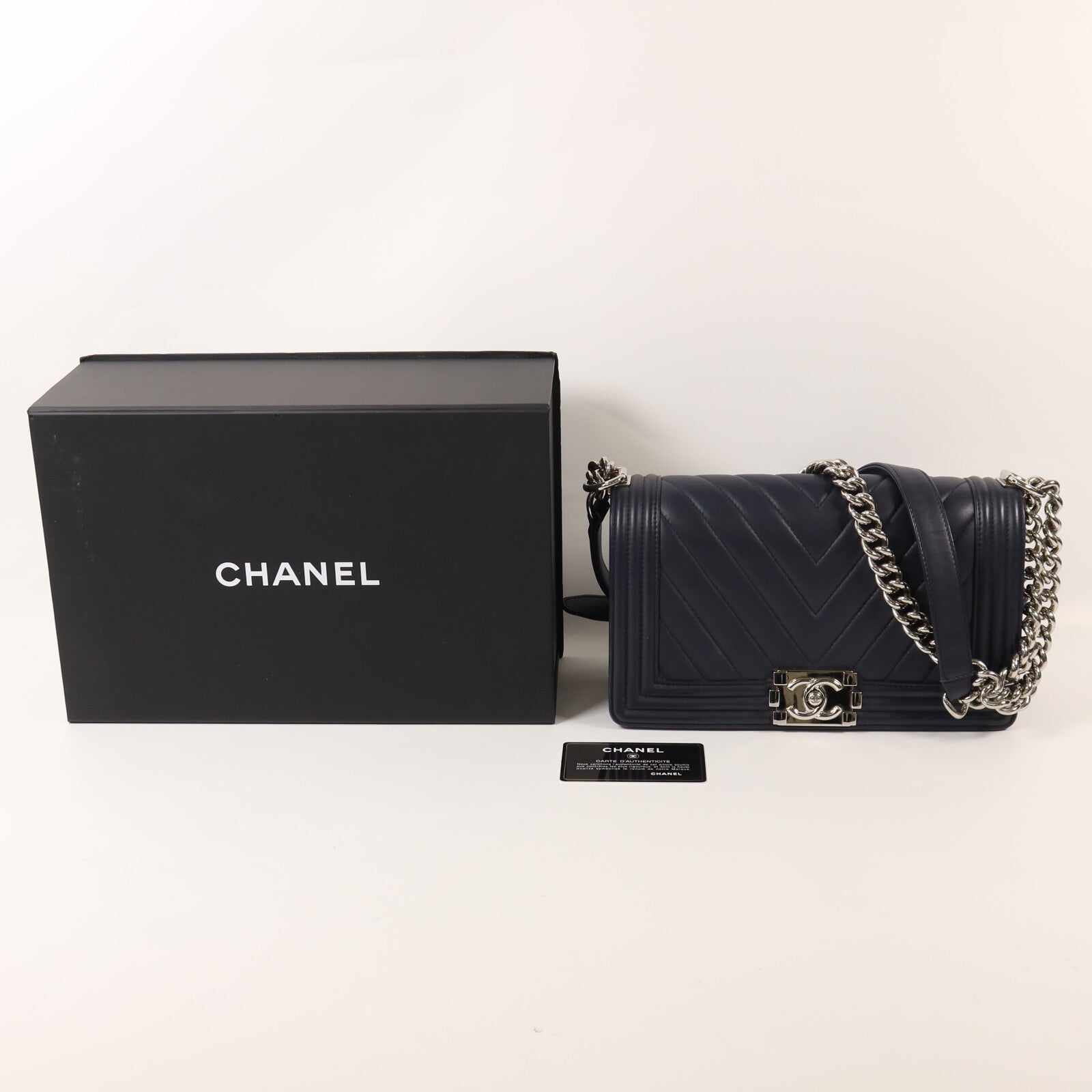 CHANEL 牛皮皮革Boy 25銀扣鏈帶肩背袋