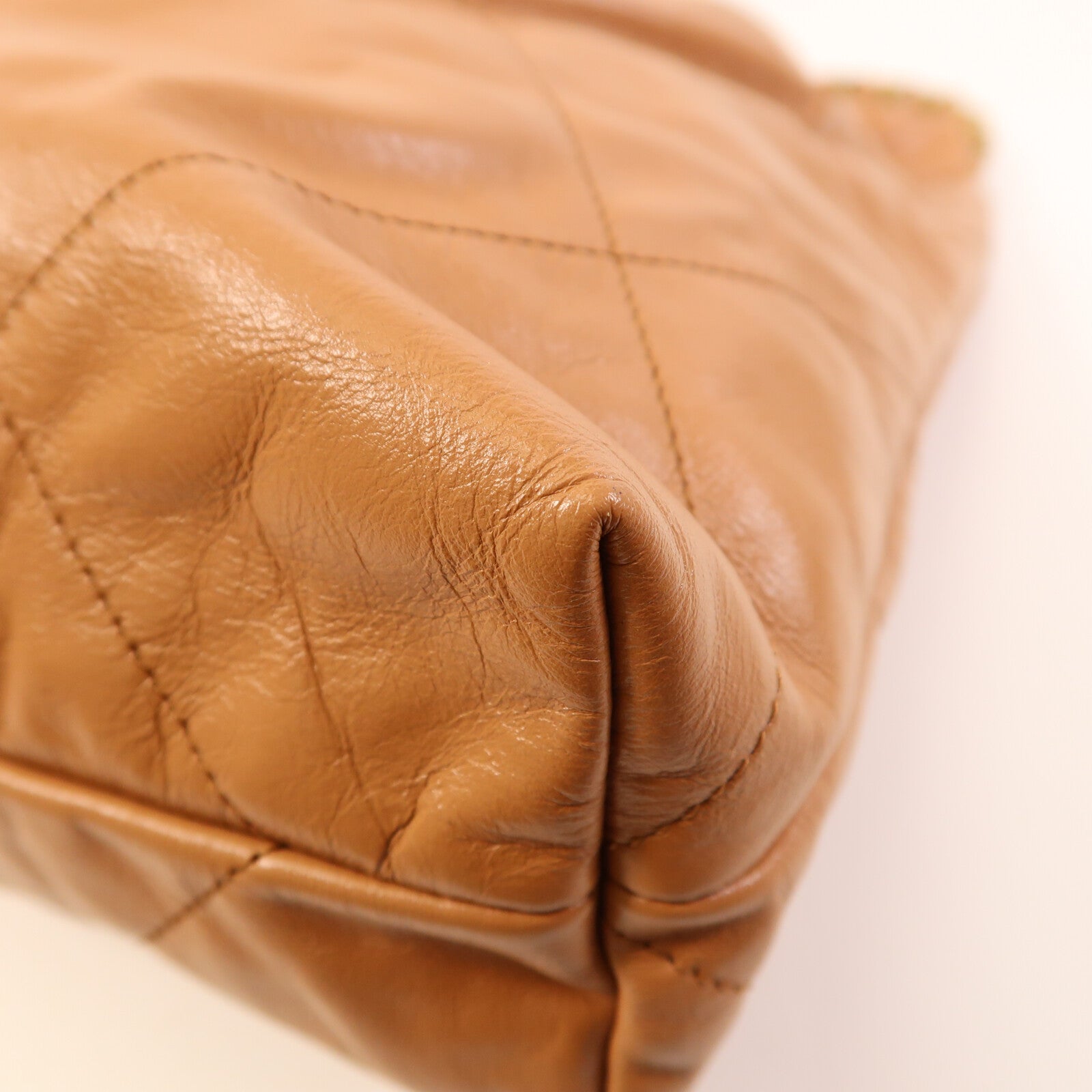 CHANEL 牛皮皮革Chanel 22 Medium金扣鏈帶肩背袋