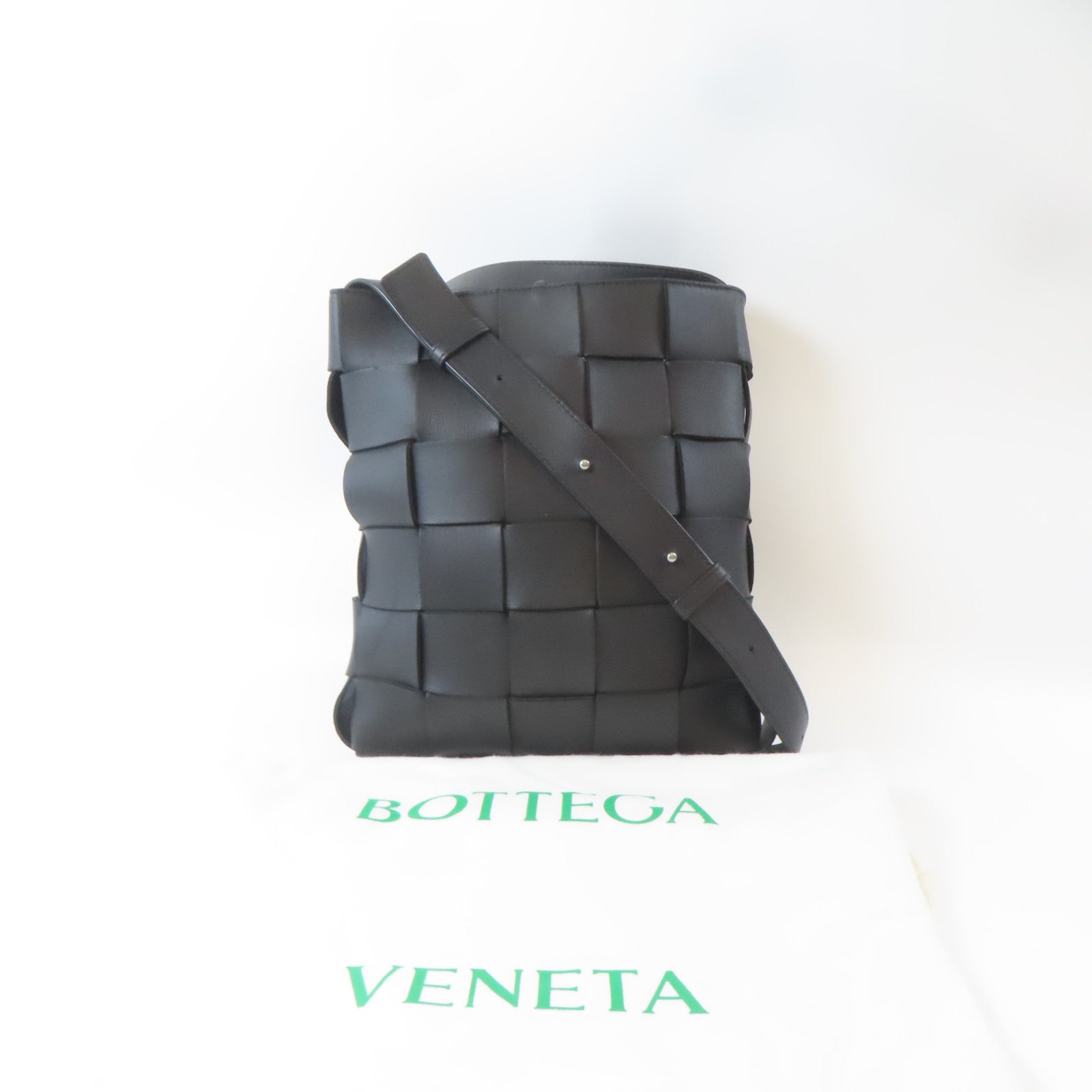 BOTTEGA VENETA 織紋牛皮皮革Shoulder Bag銀扣肩背袋黑色