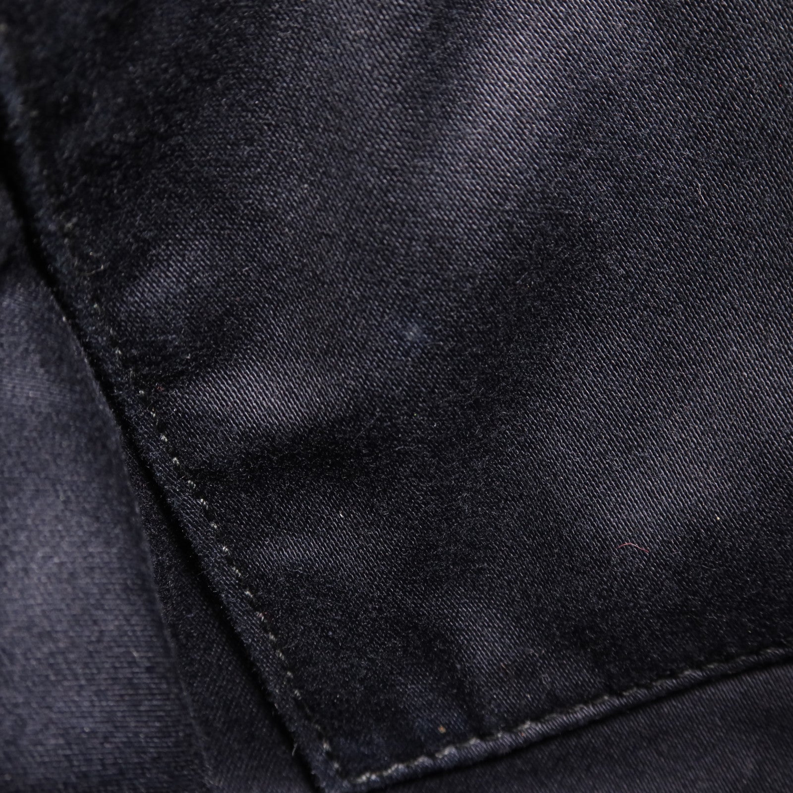 Miu Miu 牛皮皮革Pouch金扣手拿包