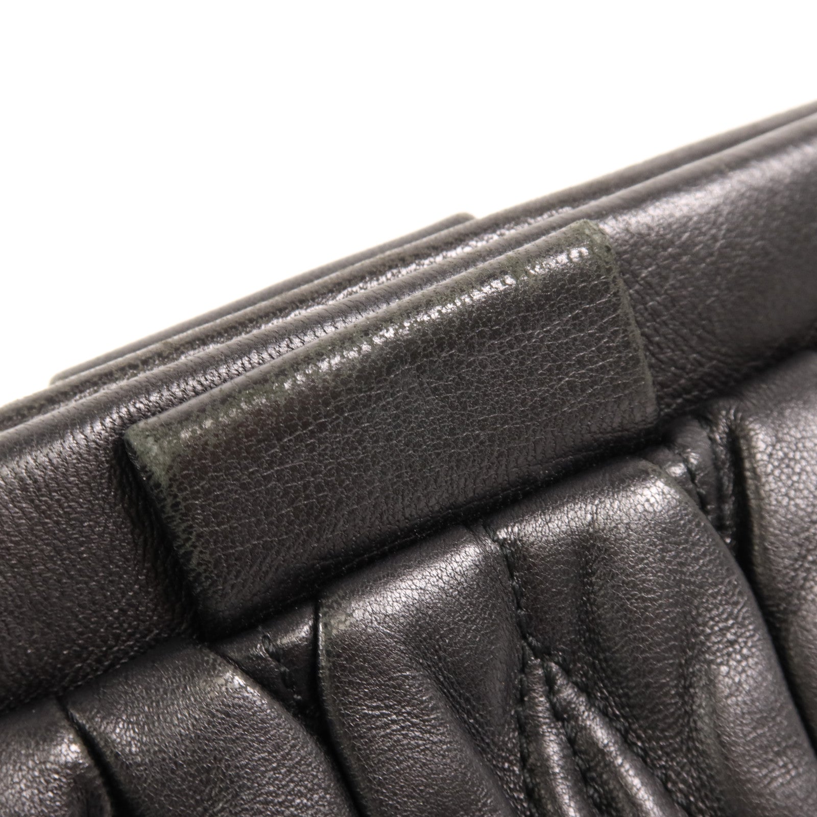 Miu Miu 牛皮皮革Pouch金扣手拿包