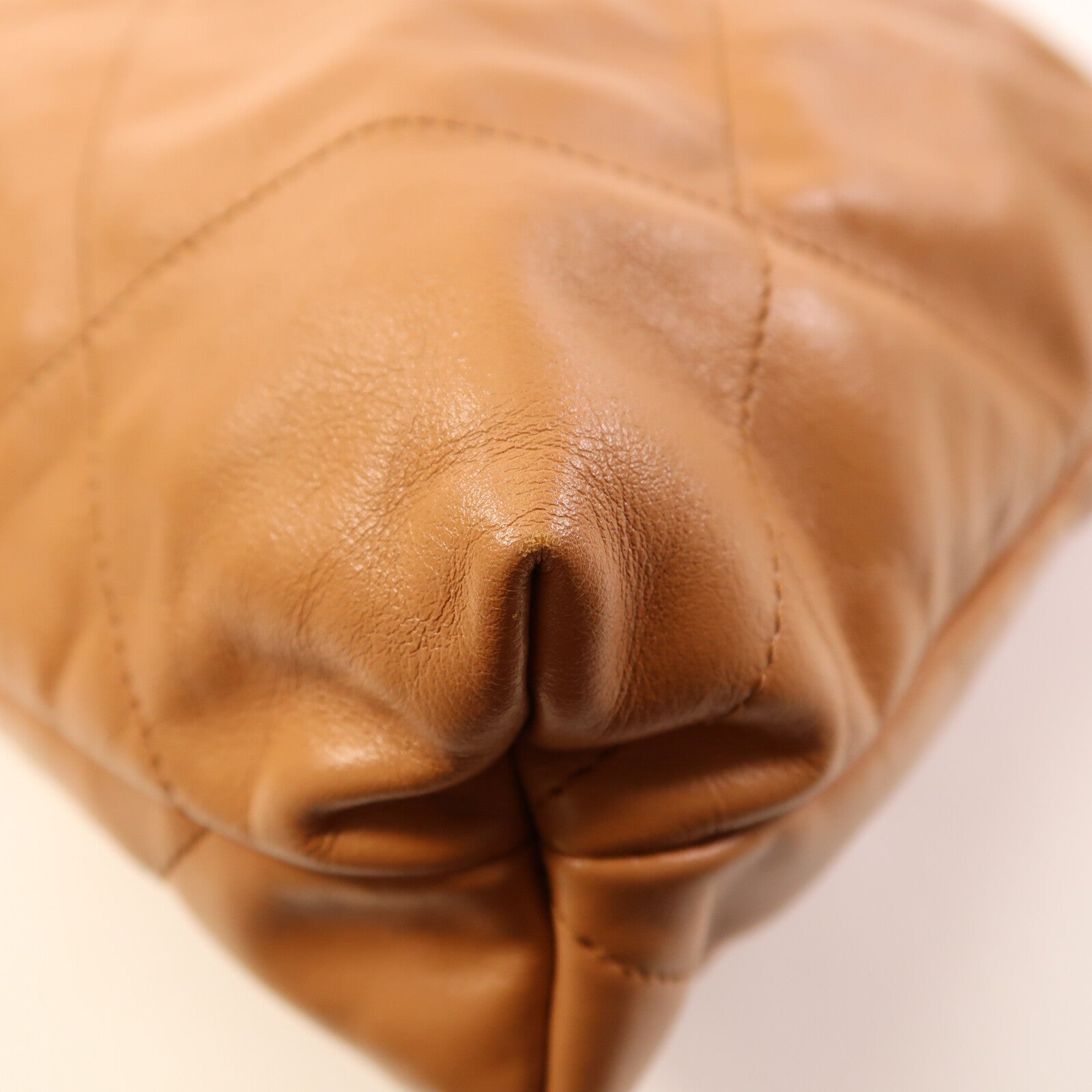 CHANEL 牛皮皮革Chanel 22 Medium金扣鏈帶肩背袋